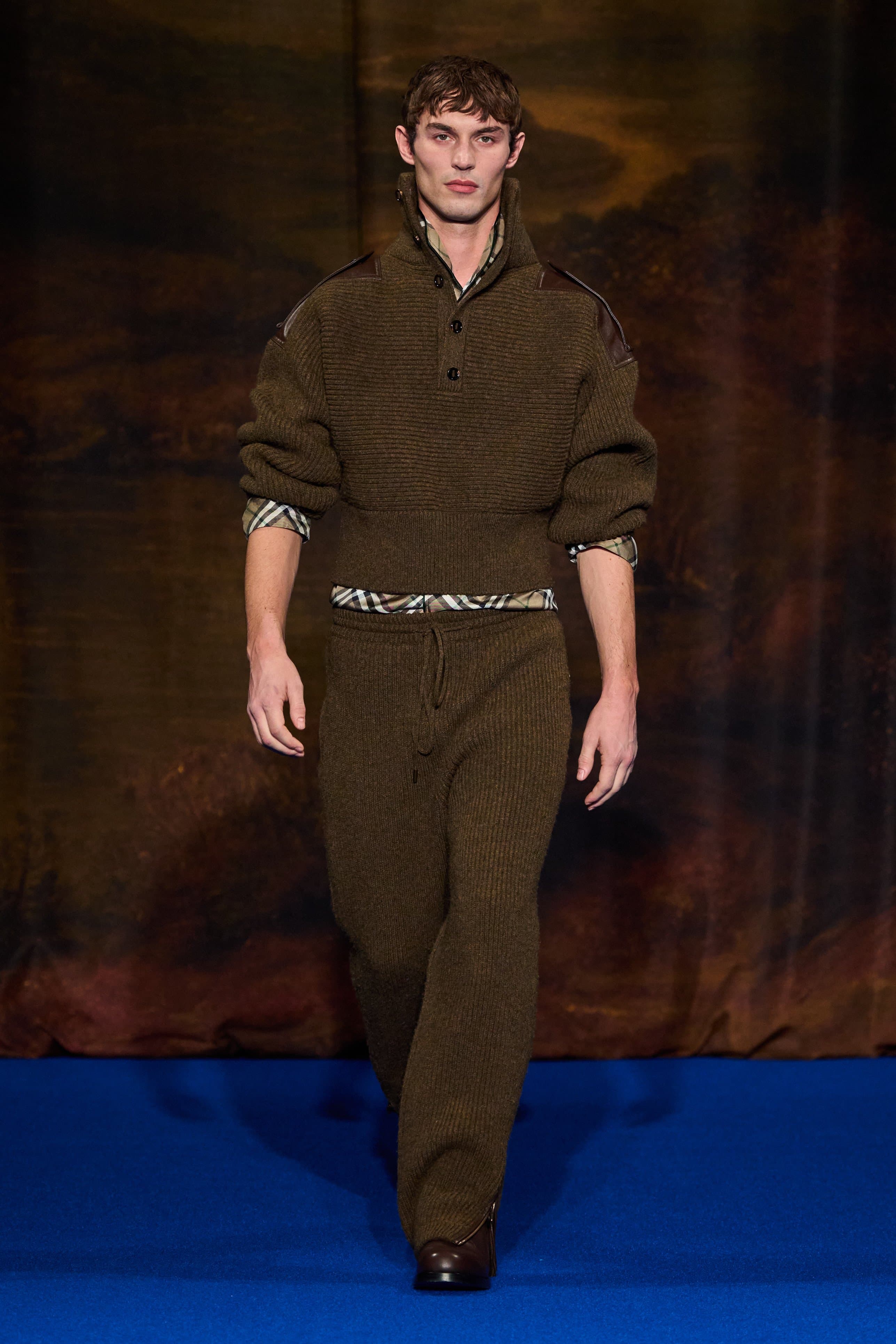 Жалтылдаған сауыт киген рыцарь: Burberry ұсынған 2025-тің күз-қыс коллекциясы