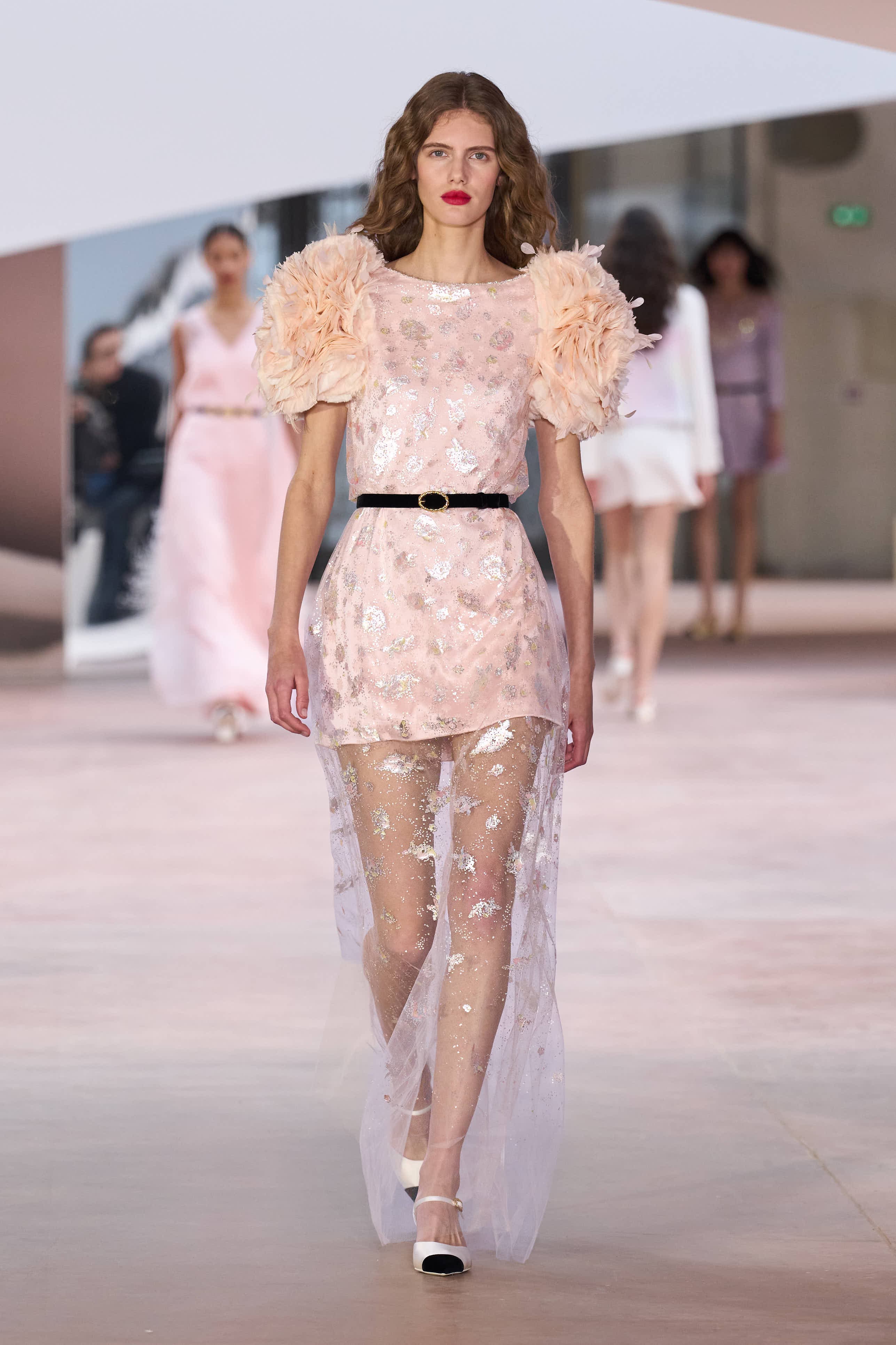 Сән мен салтанаттың 110 жылы: Chanel-дің көктемге арналған 2025 жылғы кутюр топтамасы