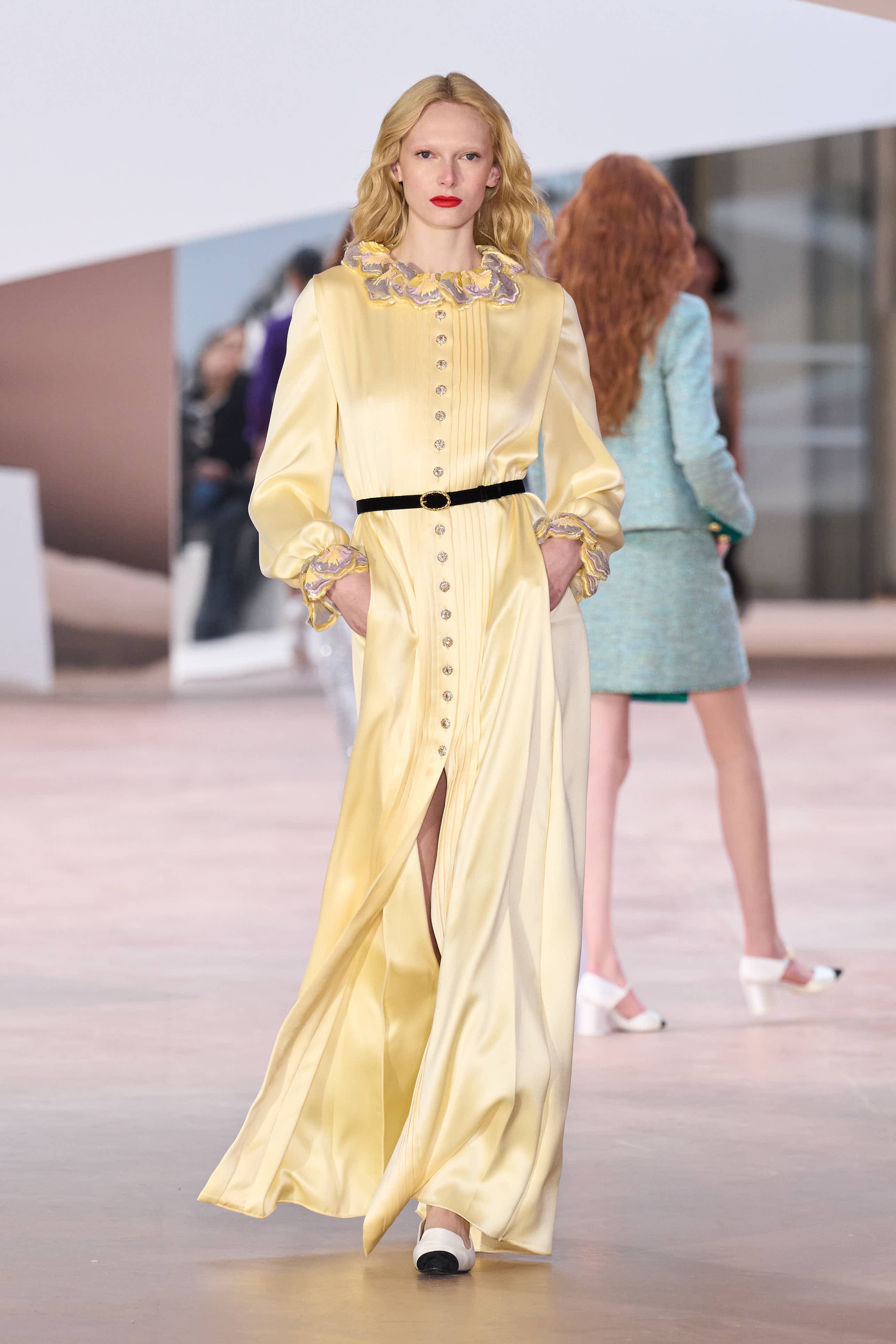 Сән мен салтанаттың 110 жылы: Chanel-дің көктемге арналған 2025 жылғы кутюр топтамасы