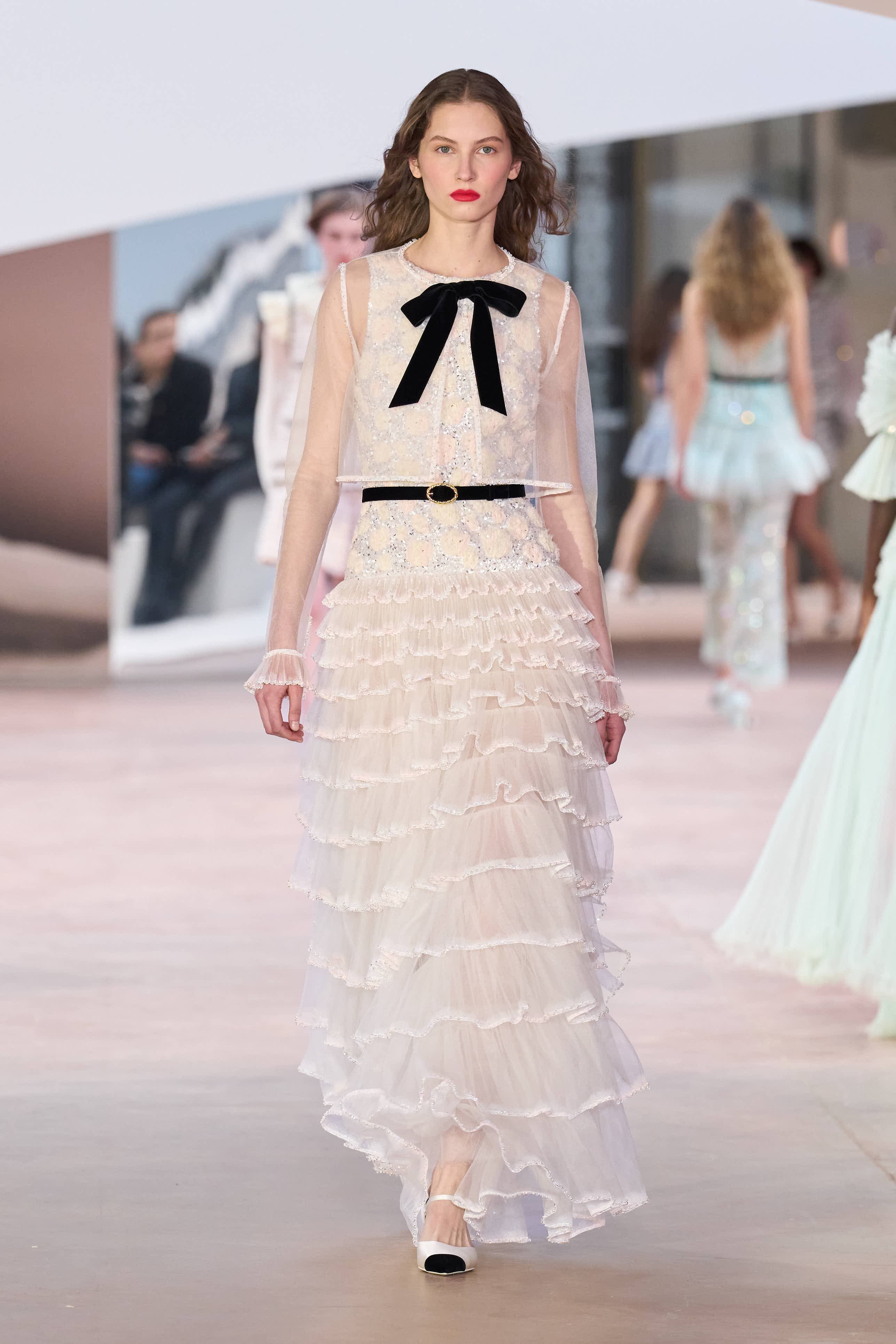 Сән мен салтанаттың 110 жылы: Chanel-дің көктемге арналған 2025 жылғы кутюр топтамасы