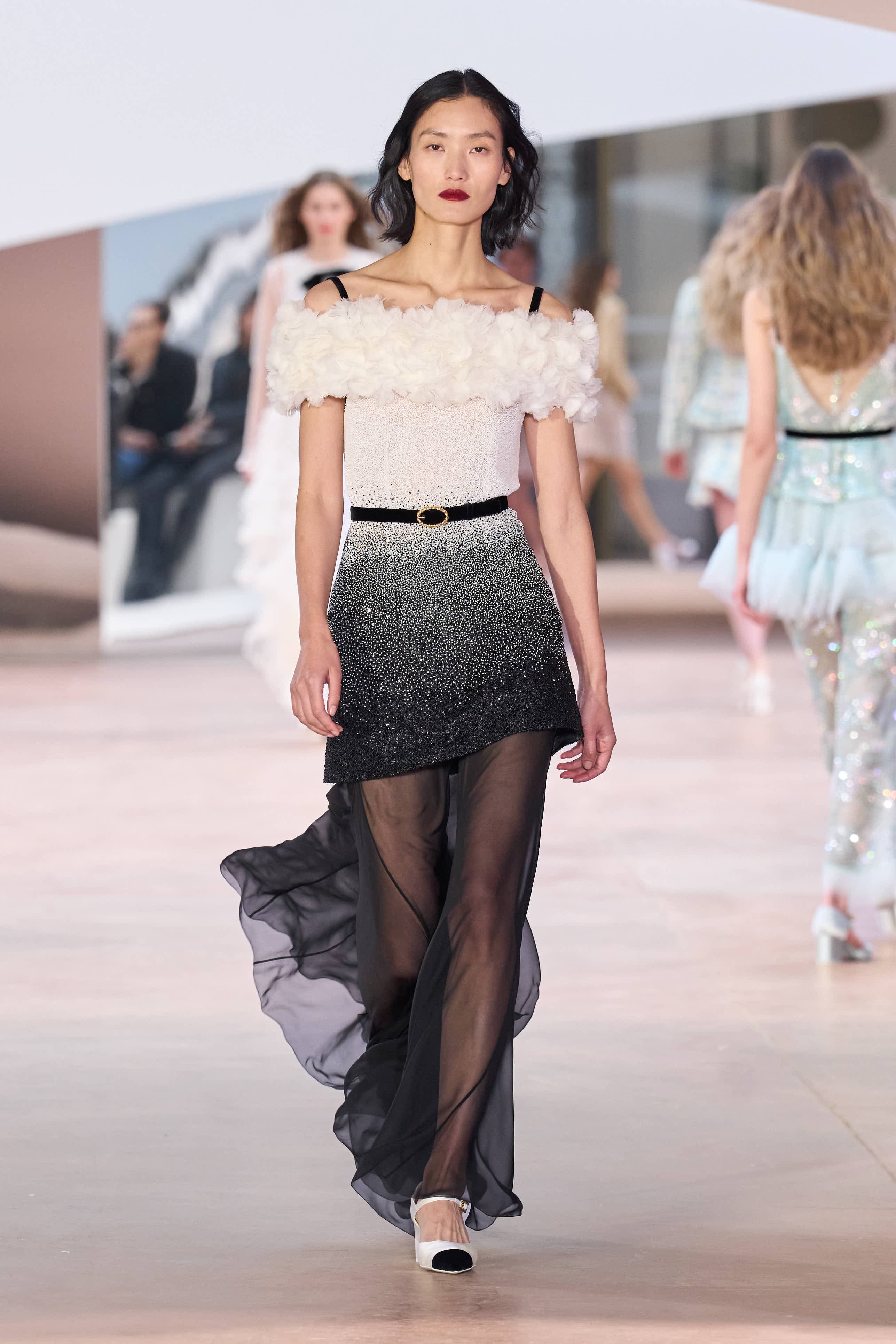 Сән мен салтанаттың 110 жылы: Chanel-дің көктемге арналған 2025 жылғы кутюр топтамасы