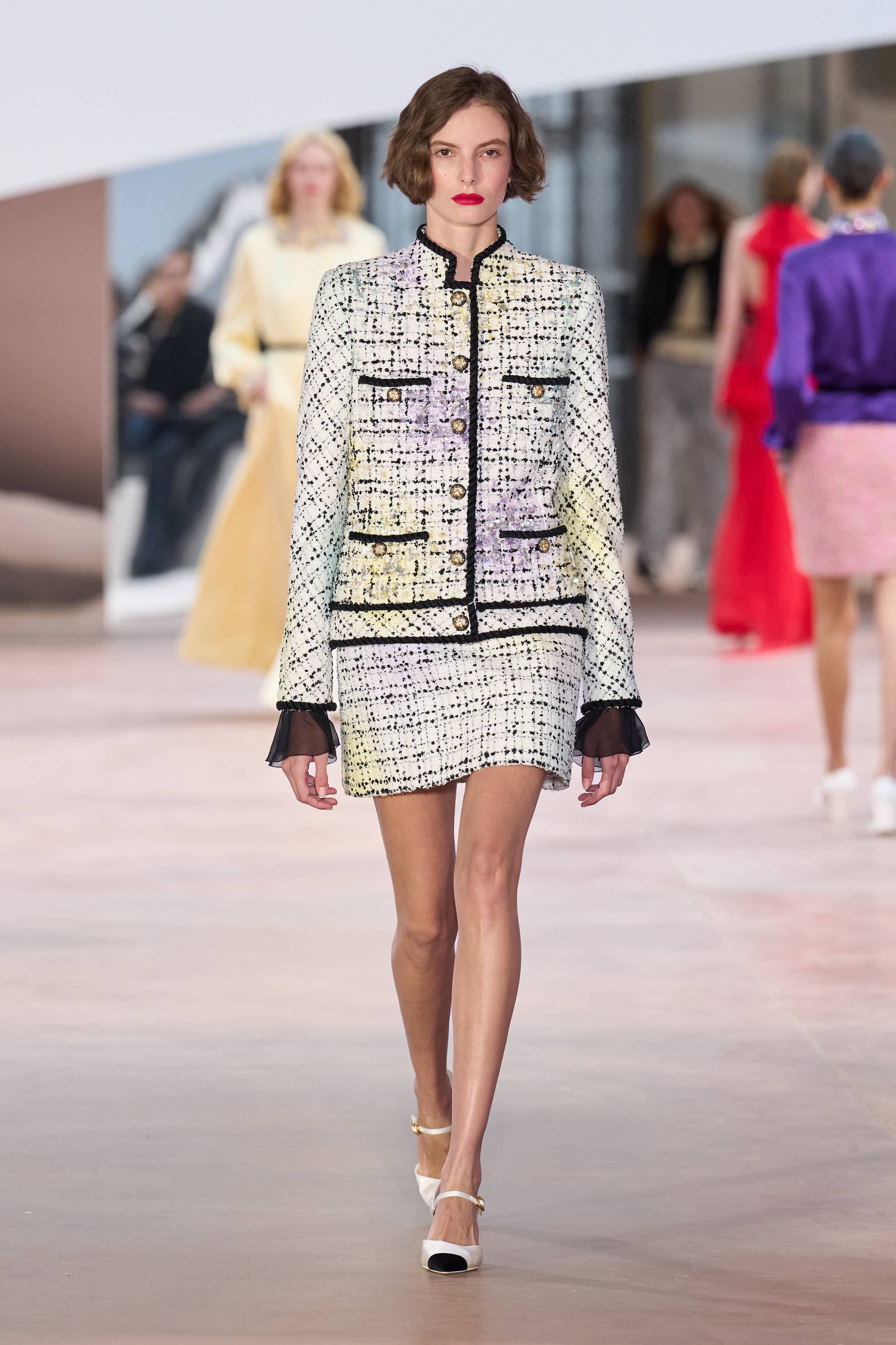 Сән мен салтанаттың 110 жылы: Chanel-дің көктемге арналған 2025 жылғы кутюр топтамасы