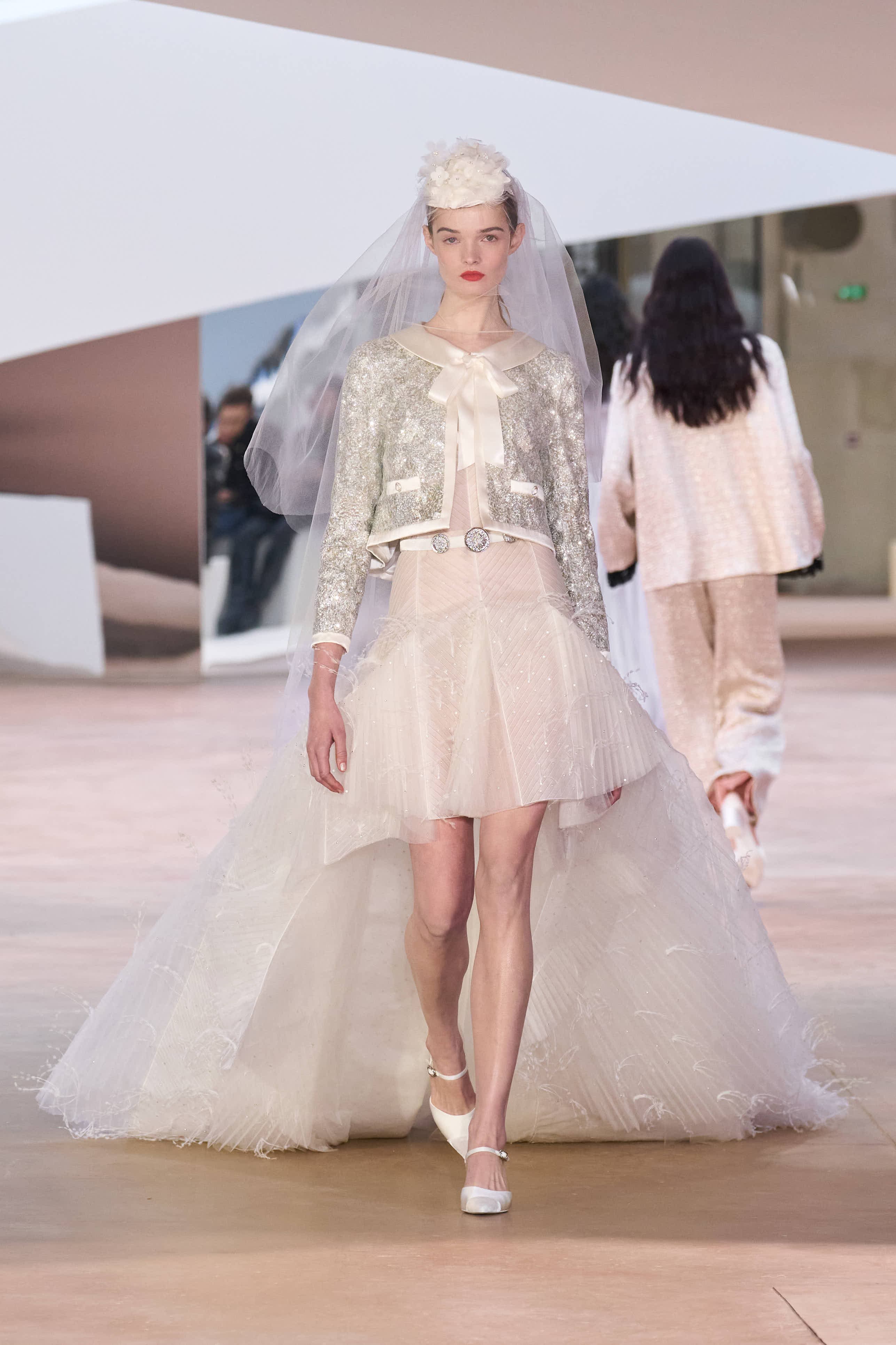 Сән мен салтанаттың 110 жылы: Chanel-дің көктемге арналған 2025 жылғы кутюр топтамасы