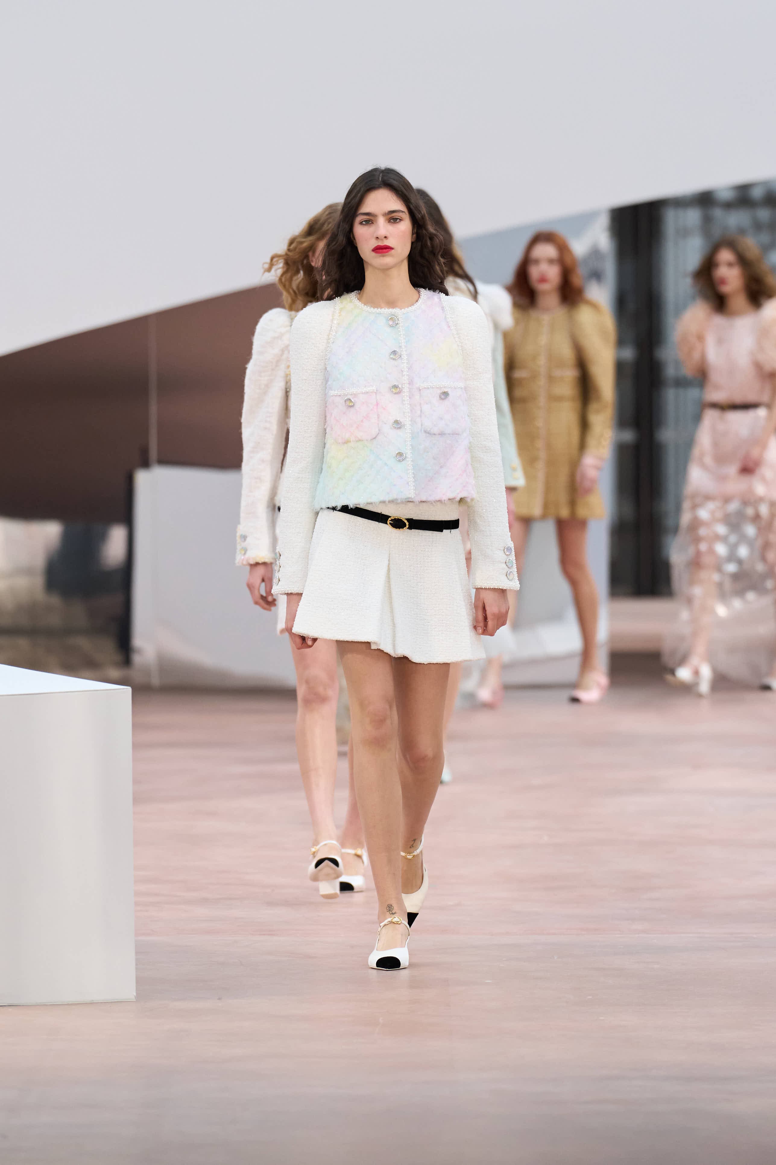 Сән мен салтанаттың 110 жылы: Chanel-дің көктемге арналған 2025 жылғы кутюр топтамасы