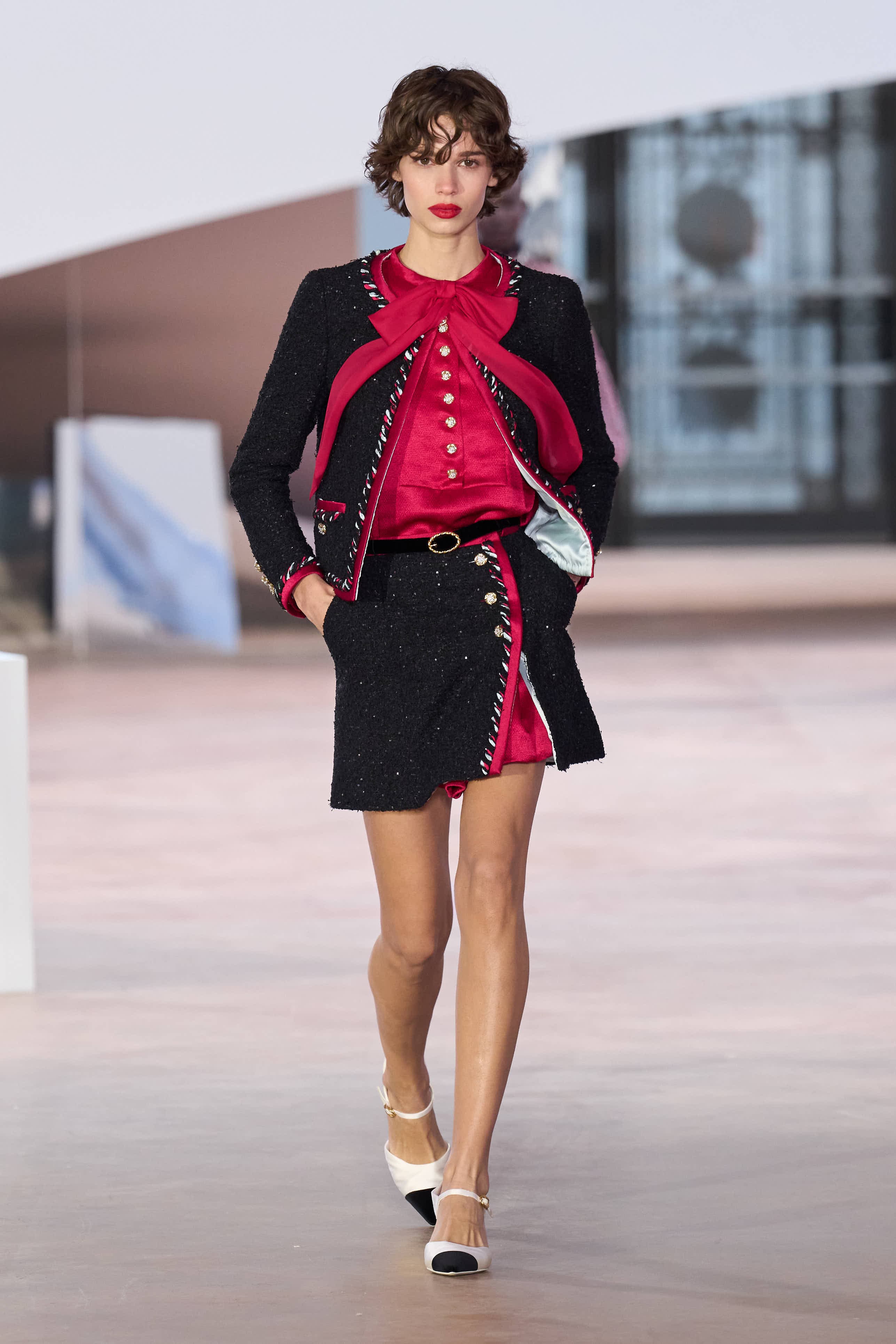 Сән мен салтанаттың 110 жылы: Chanel-дің көктемге арналған 2025 жылғы кутюр топтамасы