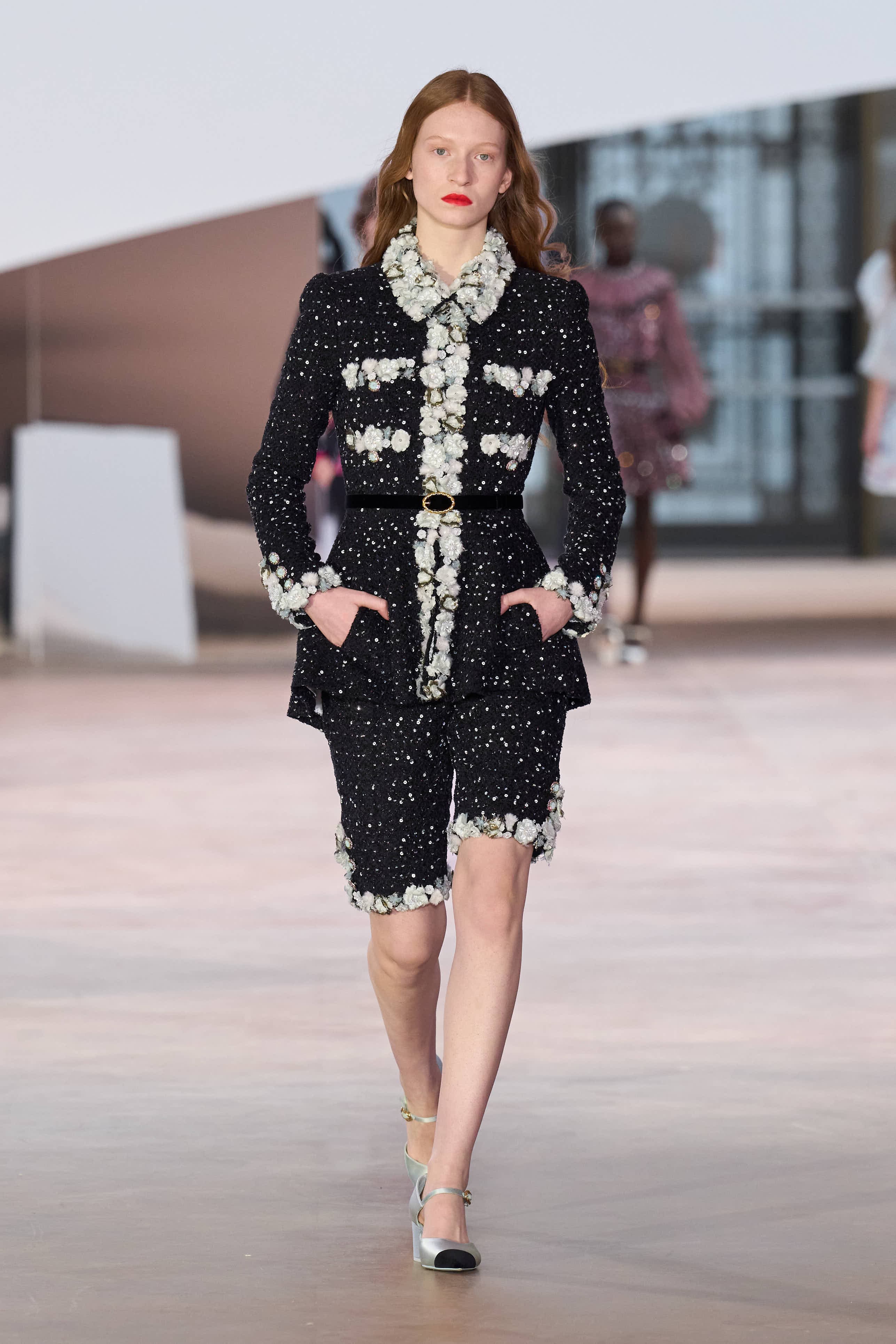 Сән мен салтанаттың 110 жылы: Chanel-дің көктемге арналған 2025 жылғы кутюр топтамасы