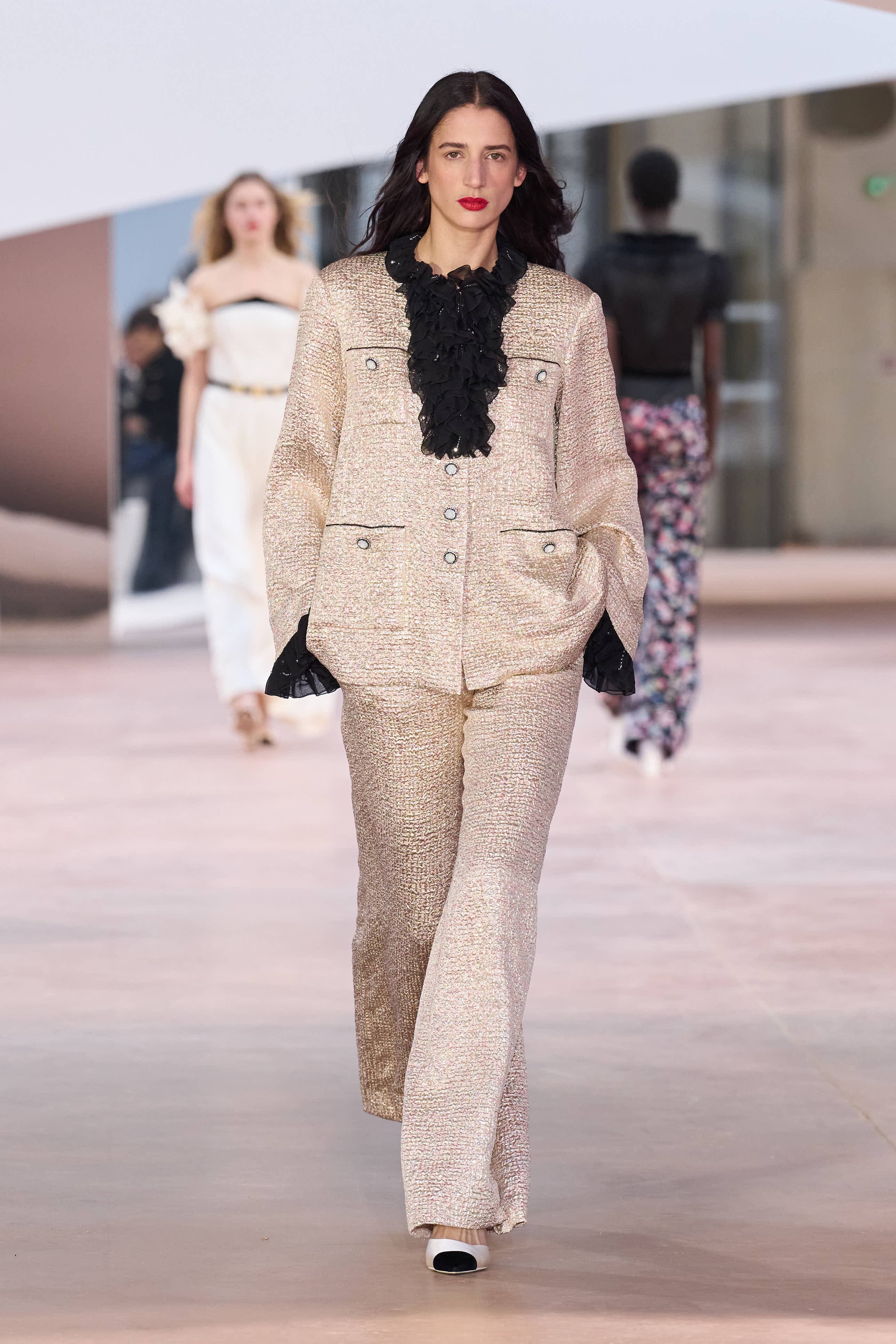 Сән мен салтанаттың 110 жылы: Chanel-дің көктемге арналған 2025 жылғы кутюр топтамасы