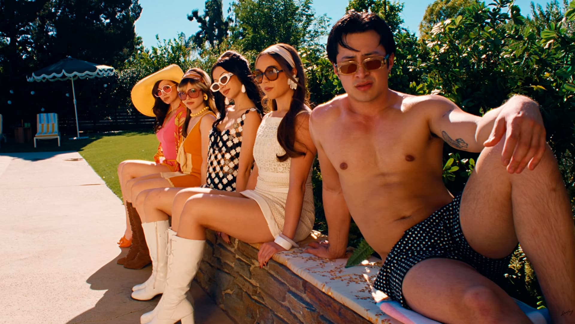 Кадр из клипа Laufey | YouTube