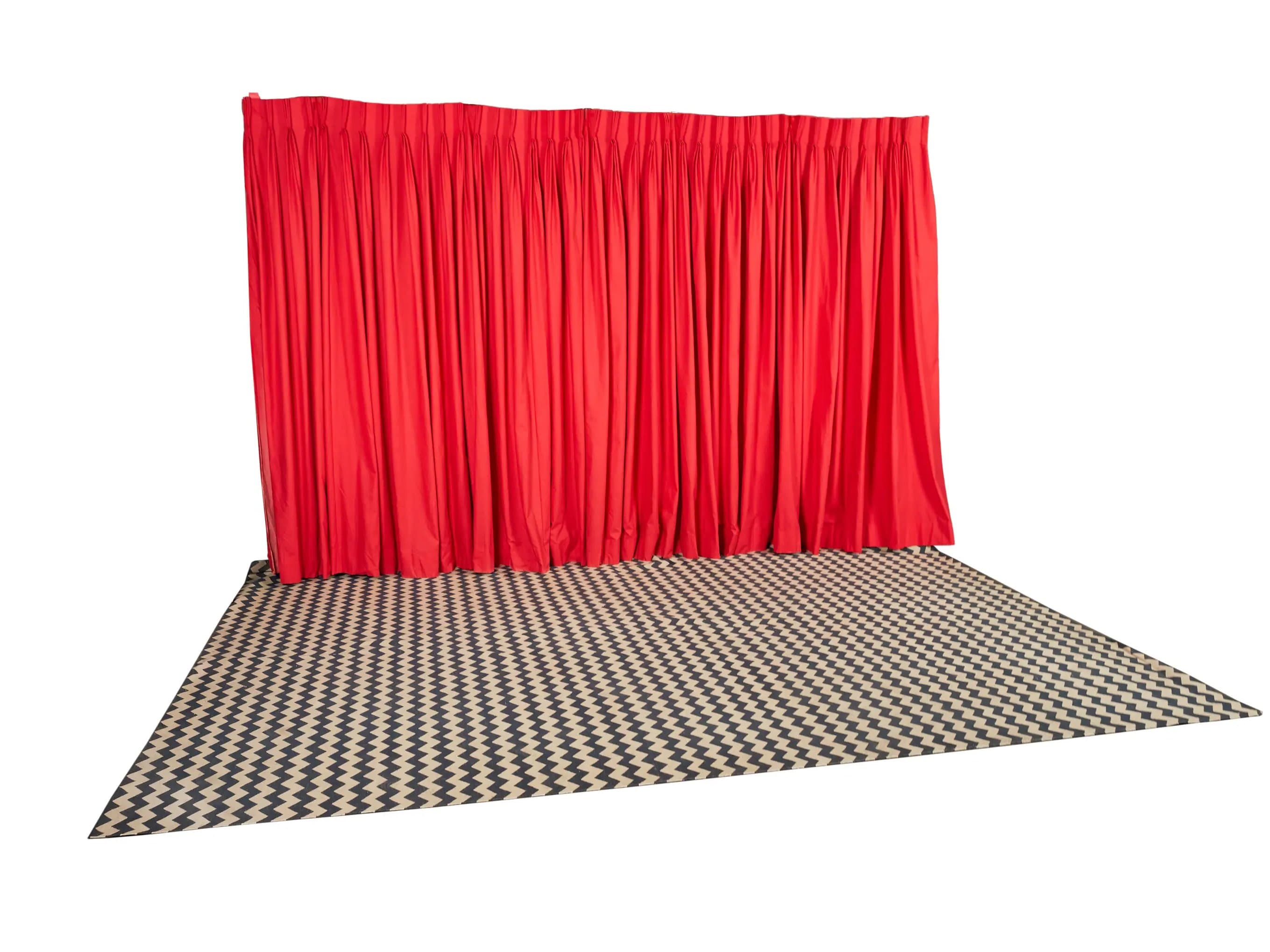 Twin Peaks стиліндегі қызыл перде мен ирек-ирек кілем | Julien*s