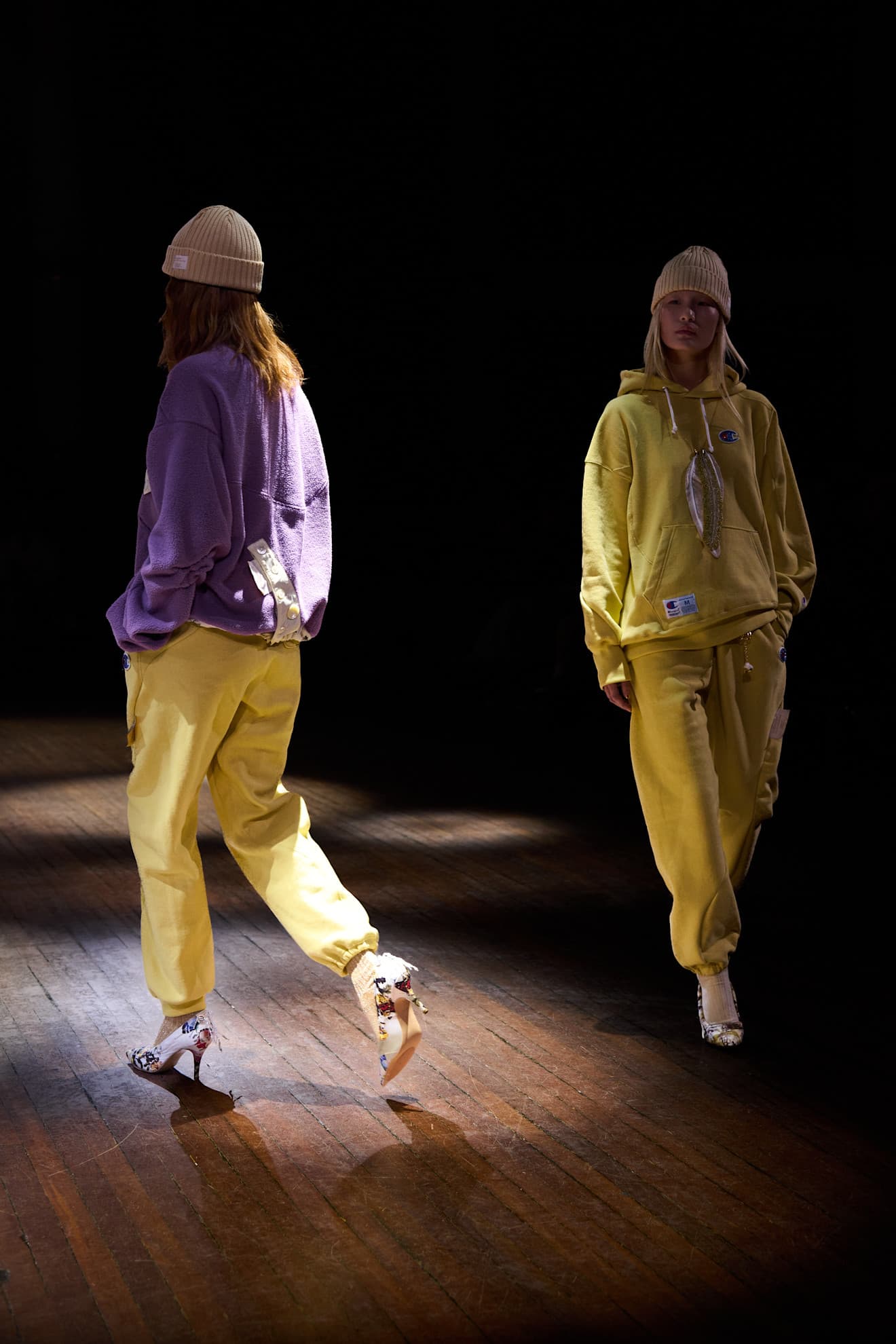 Алып төстартқыш пен кринолиндер: Paris Fashion Week-тің бірінші жартысының қызықтары