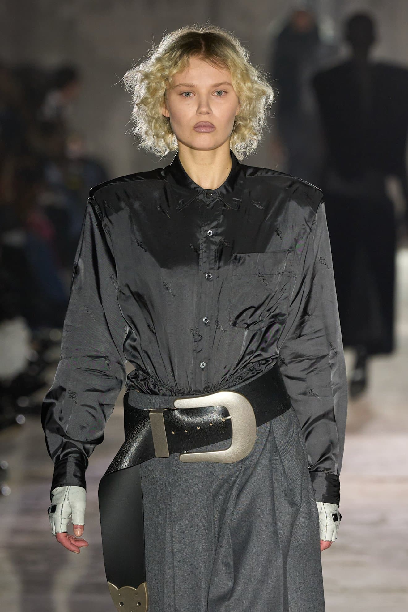 Алып төстартқыш пен кринолиндер: Paris Fashion Week-тің бірінші жартысының қызықтары