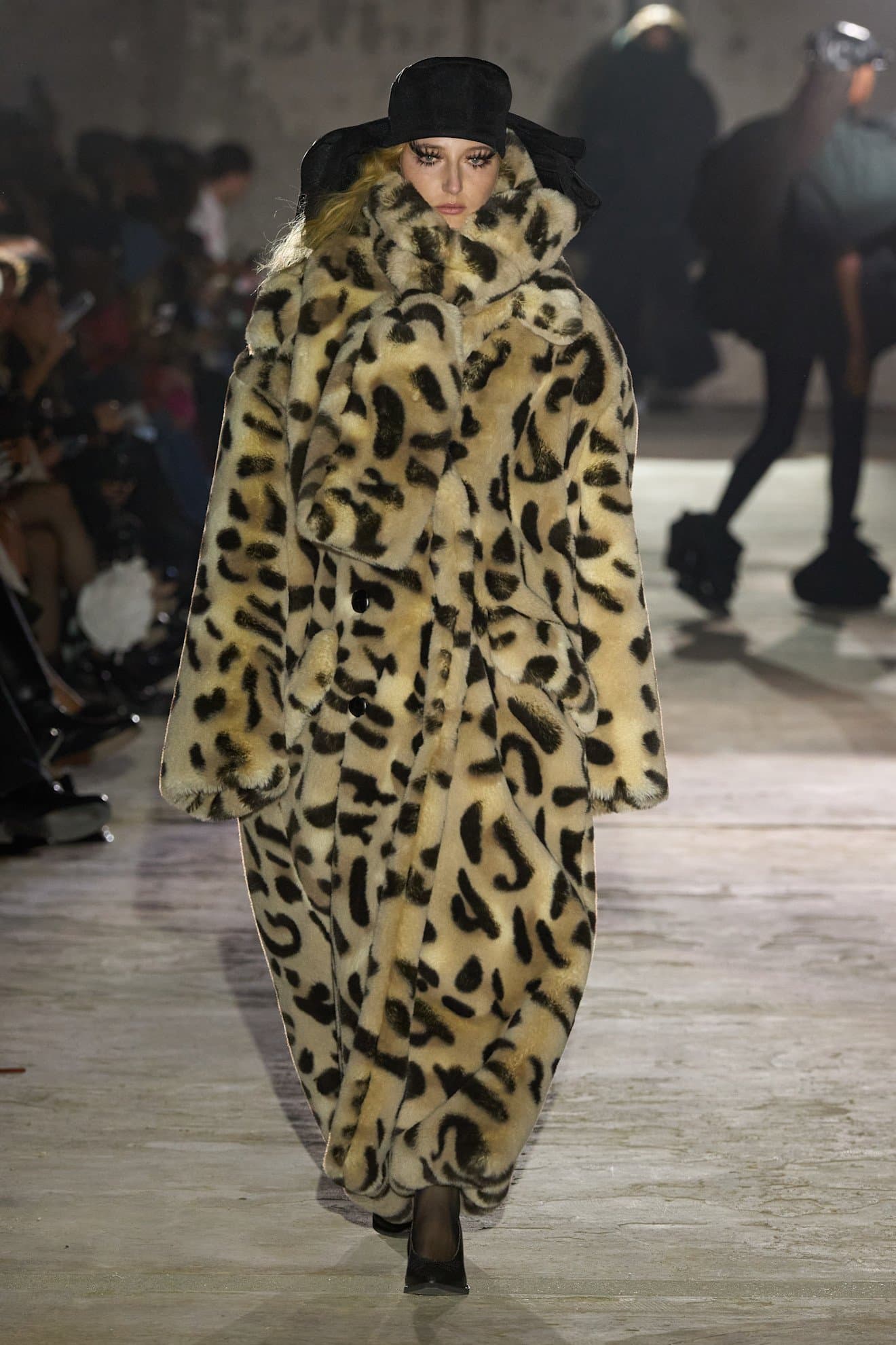 Алып төстартқыш пен кринолиндер: Paris Fashion Week-тің бірінші жартысының қызықтары