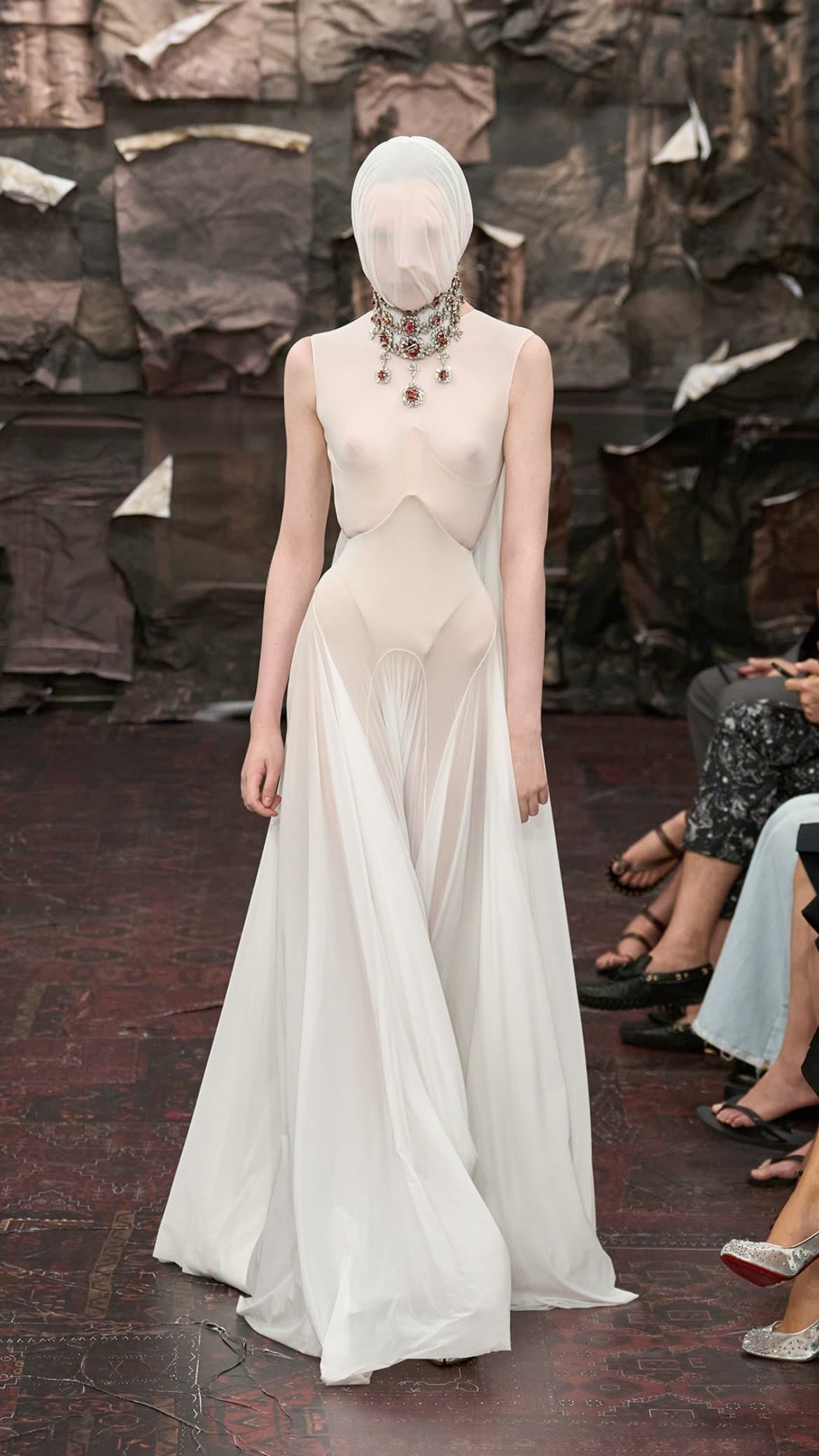 Распад и разложение: дебютная коллекция Гленна Мартенса для Maison Margiela
