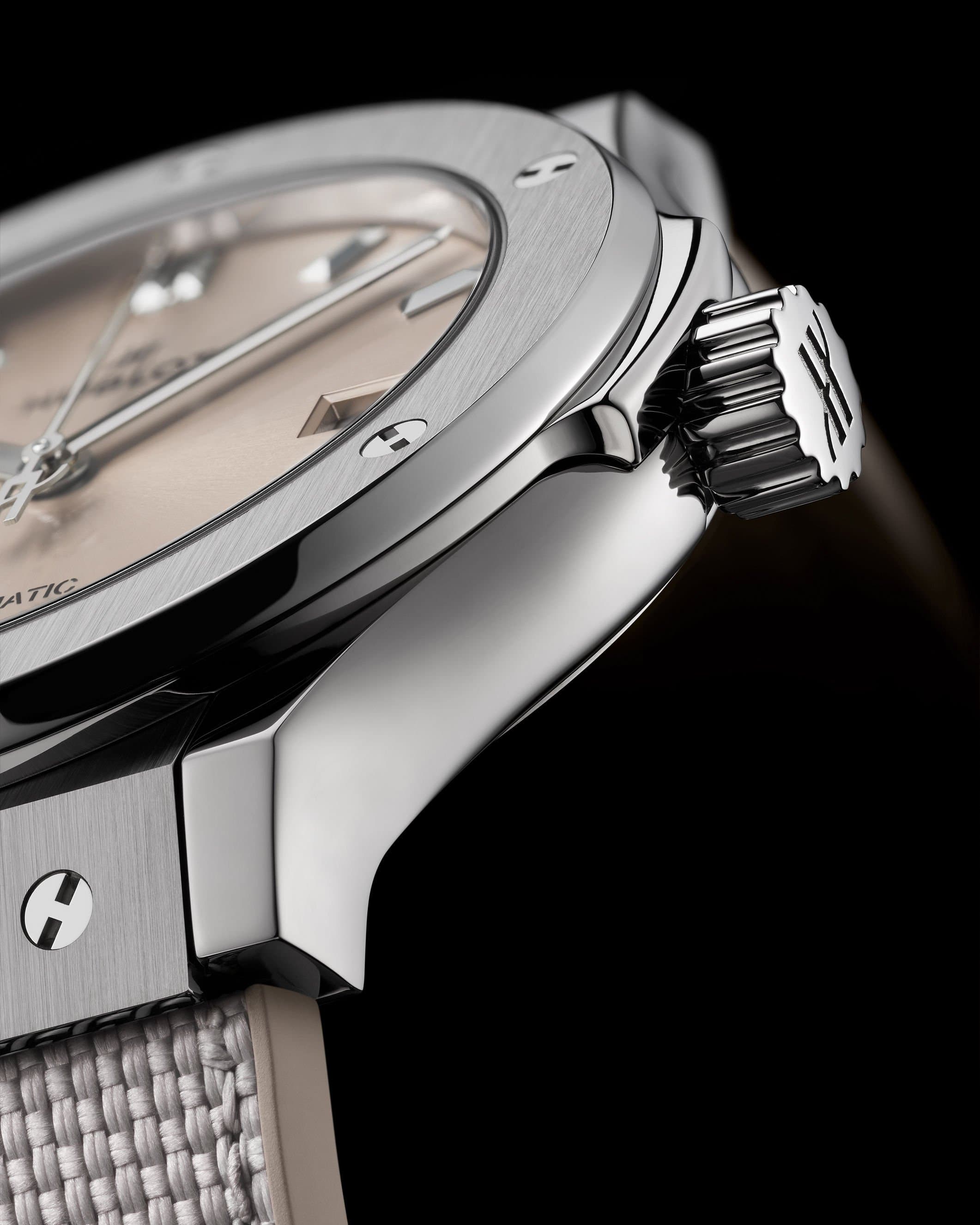 В Hublot представили лимитированную версию Classic Fusion Essential Taupe в новом оттенке