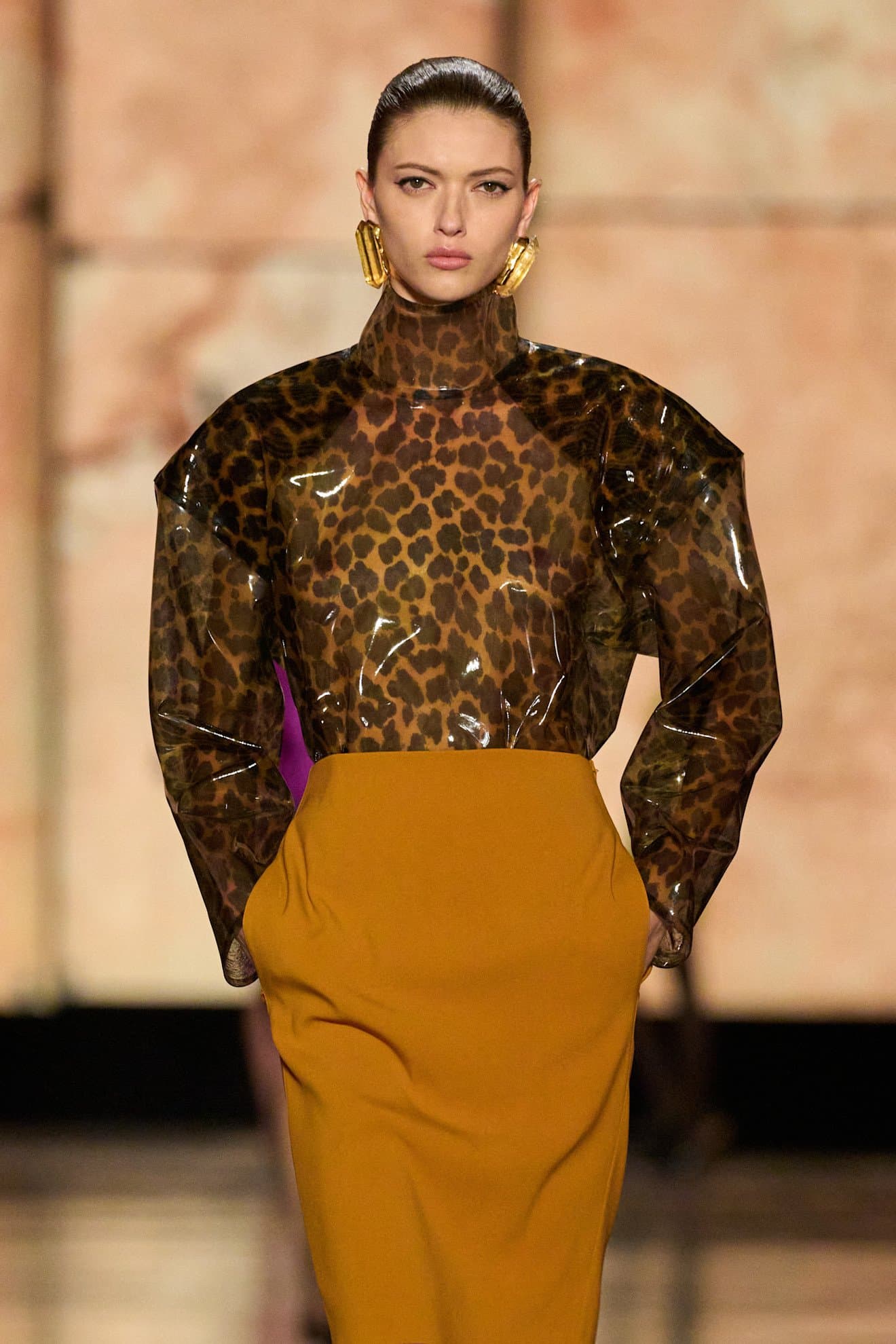 Қызыл дәретхана және подиумға шыққан көгершін: Paris Fashion Week-тің екінші бөліміндегі қызықтар