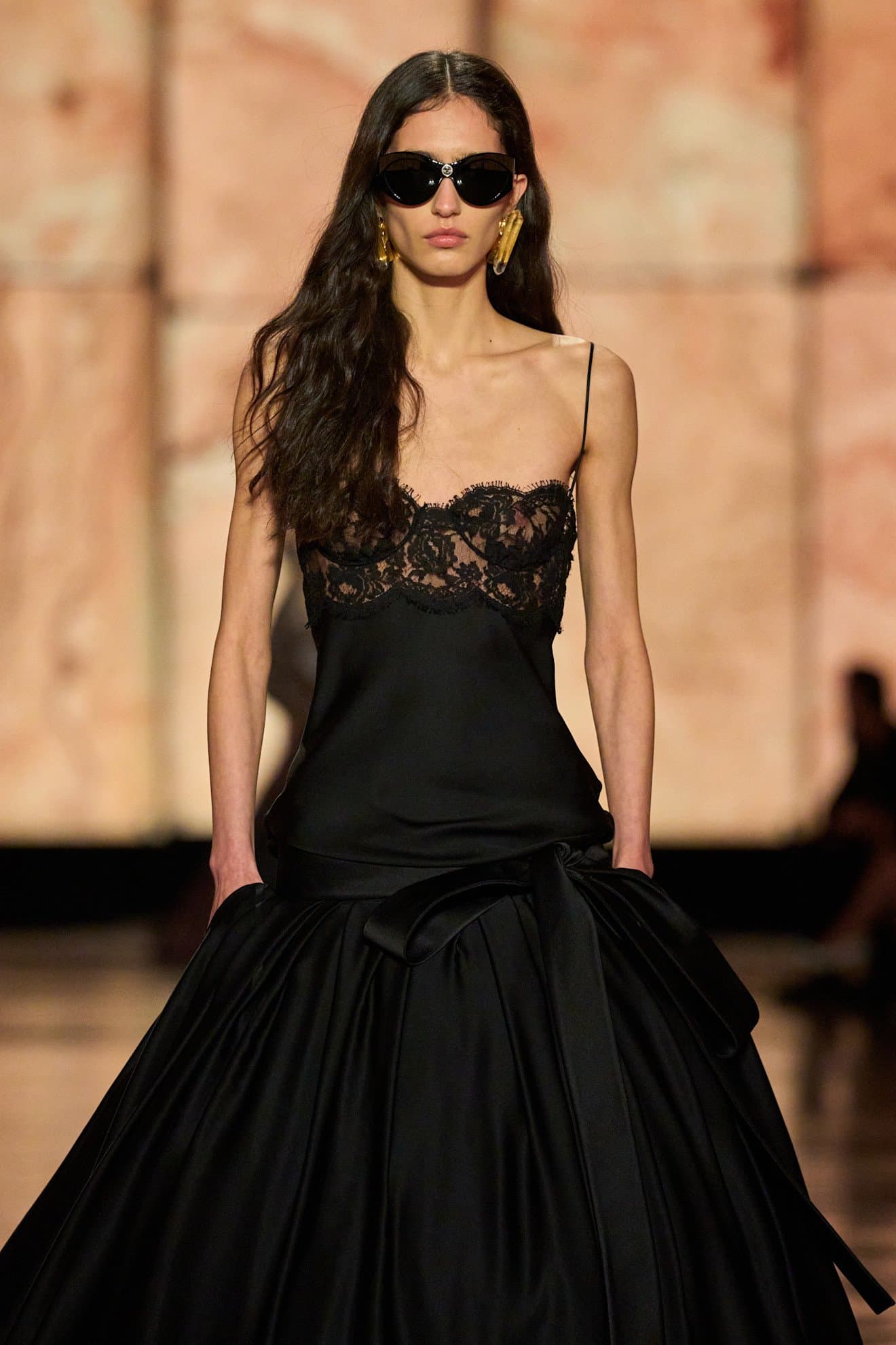 Қызыл дәретхана және подиумға шыққан көгершін: Paris Fashion Week-тің екінші бөліміндегі қызықтар