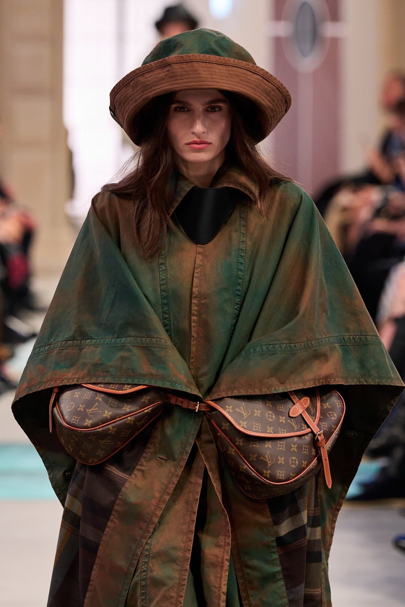 Қызыл дәретхана және подиумға шыққан көгершін: Paris Fashion Week-тің екінші бөліміндегі қызықтар