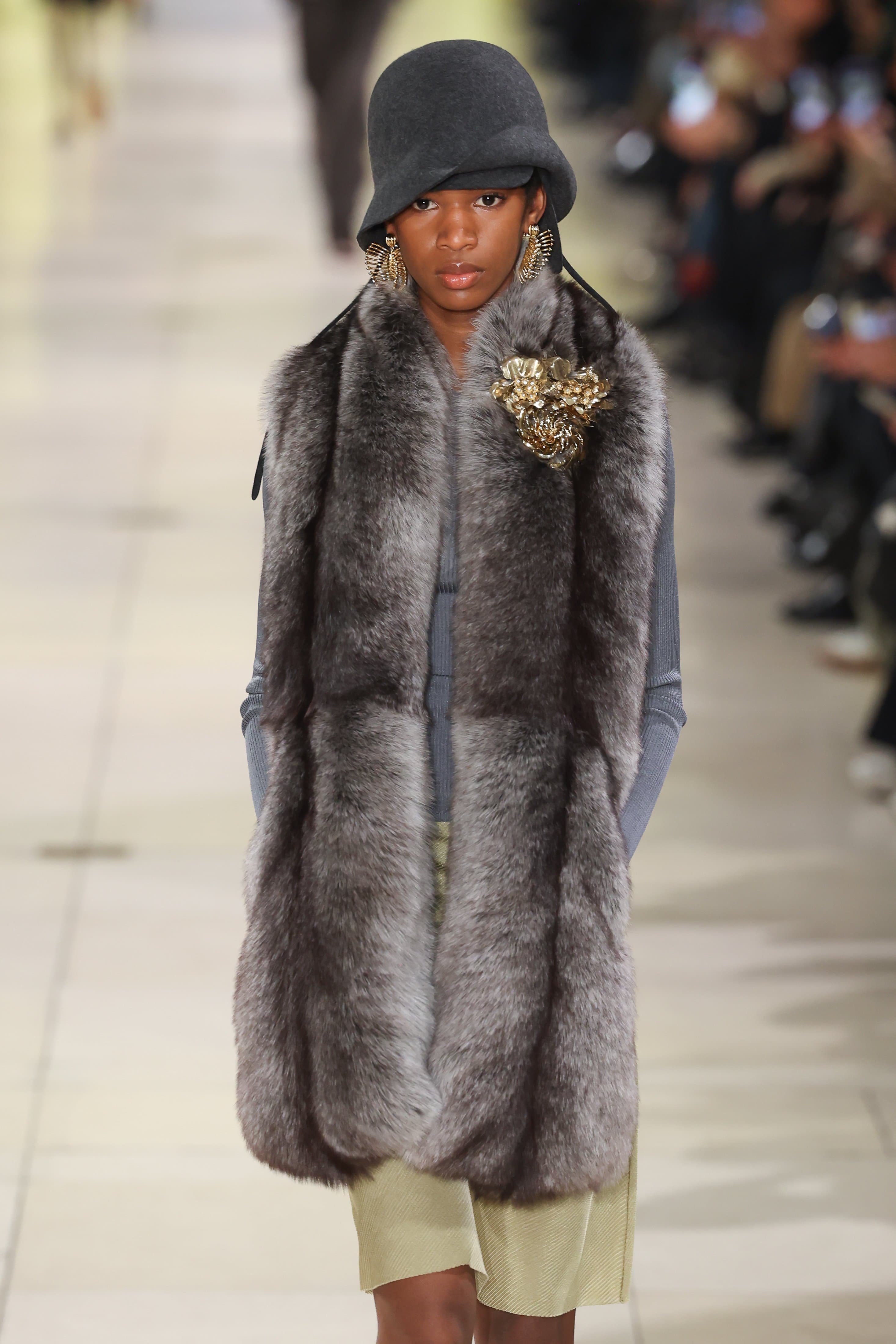 Қызыл дәретхана және подиумға шыққан көгершін: Paris Fashion Week-тің екінші бөліміндегі қызықтар