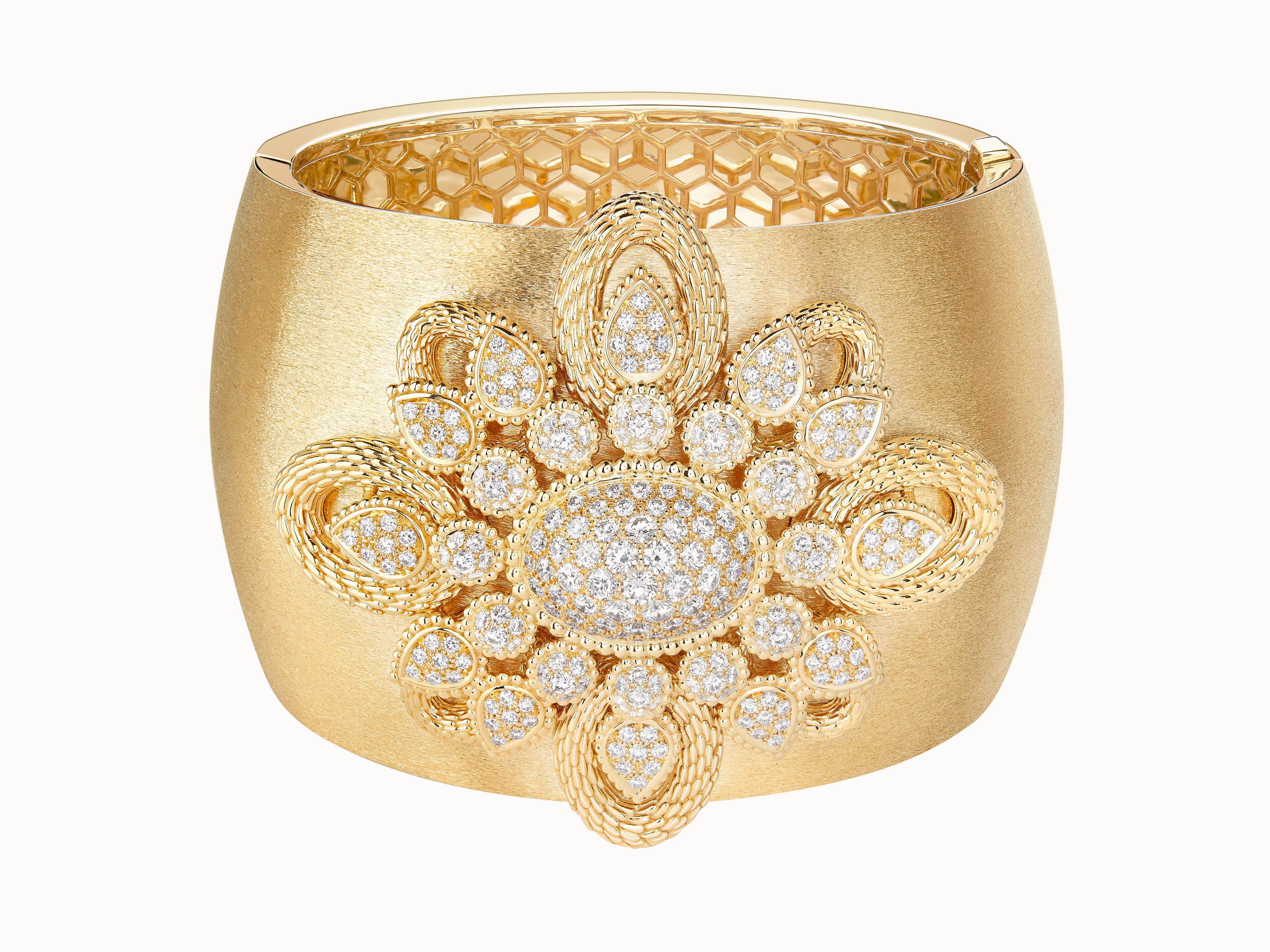 Гауһар таспен әрленген, сары алтыннан жасалған винтаждық Serpent Bohème манжет білезігі