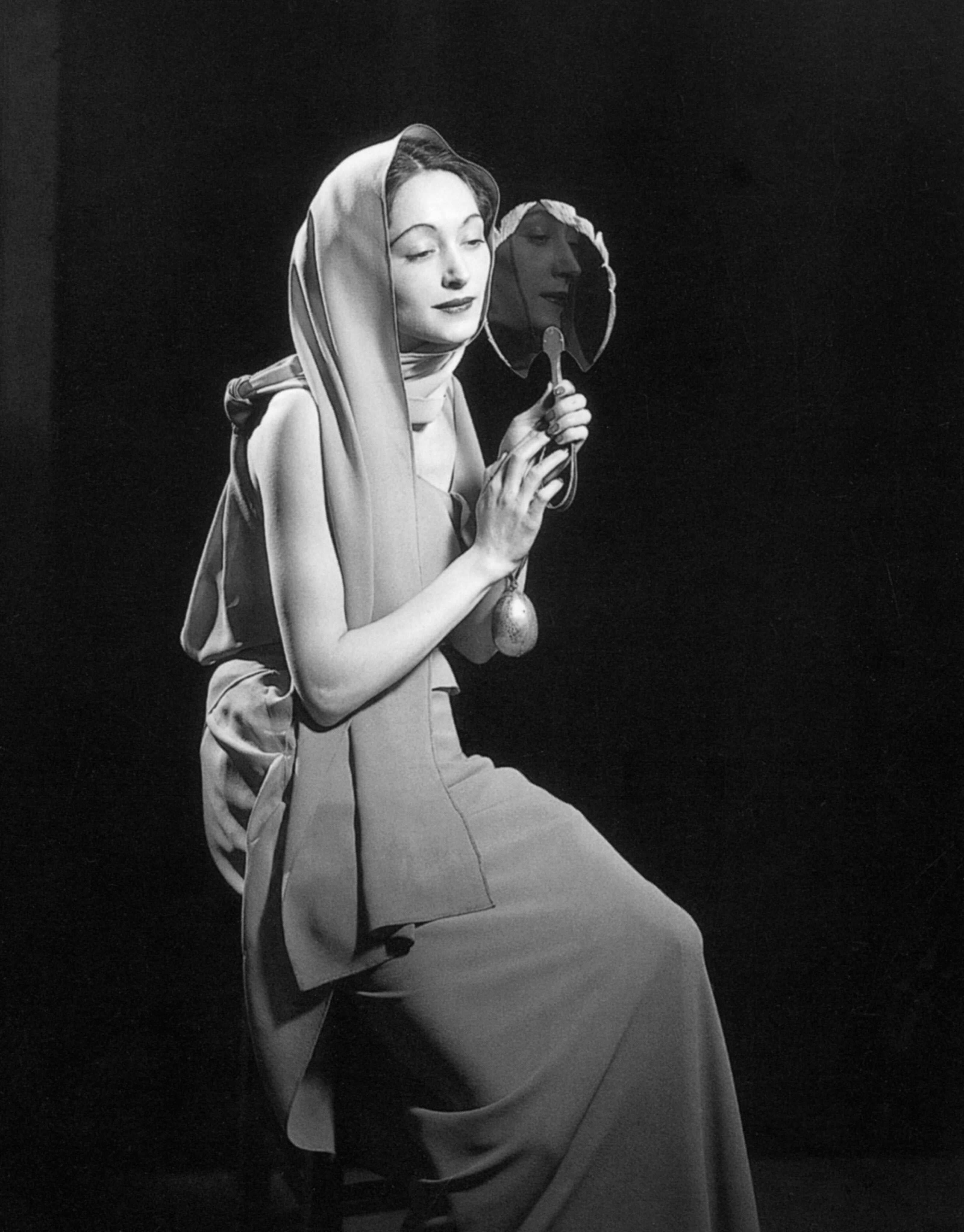 «Nusch au miroir» (dans robe de Schiaparelli), 1935 | Фотограф: Man Ray