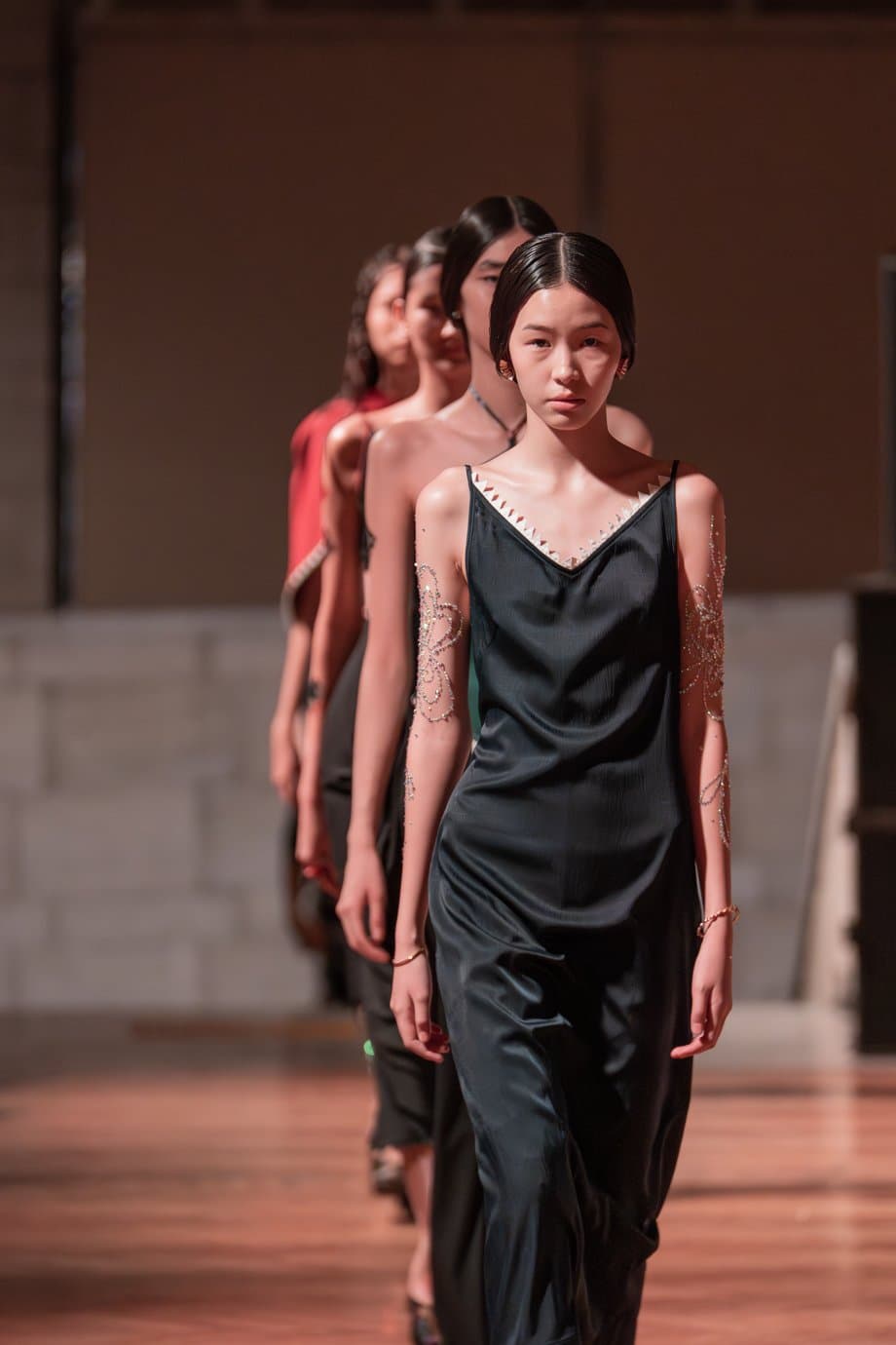 Богатый дастархан на J.KIM: как прошел показ коллекции весна-лето 2026 Quroq