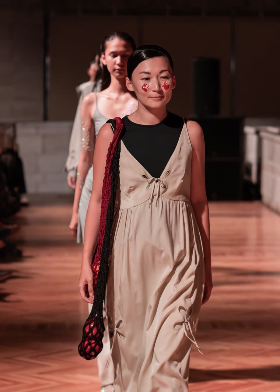 Богатый дастархан на J.KIM: как прошел показ коллекции весна-лето 2026 Quroq