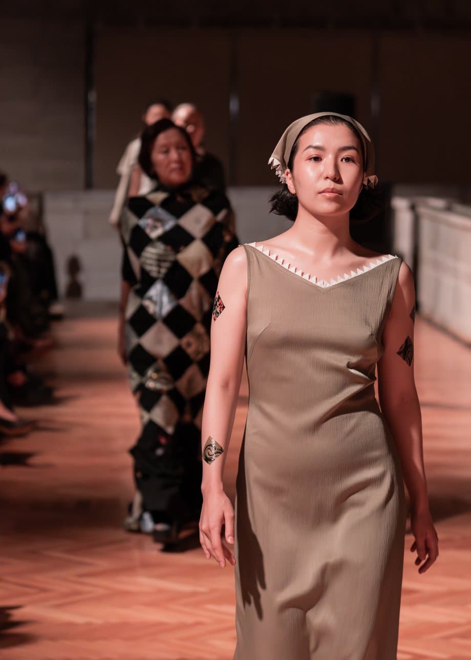 Богатый дастархан на J.KIM: как прошел показ коллекции весна-лето 2026 Quroq