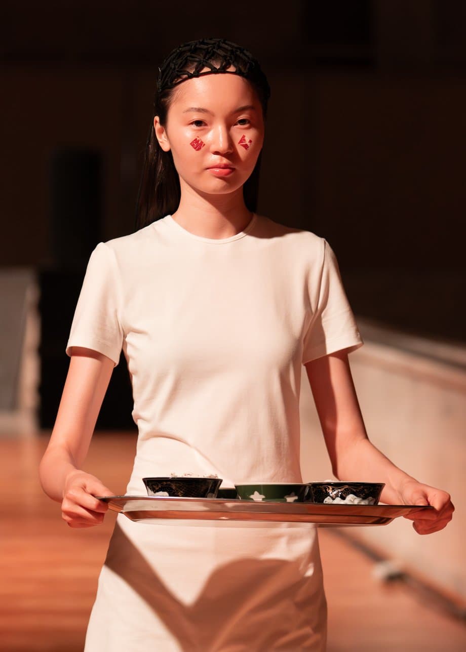 Богатый дастархан на J.KIM: как прошел показ коллекции весна-лето 2026 Quroq