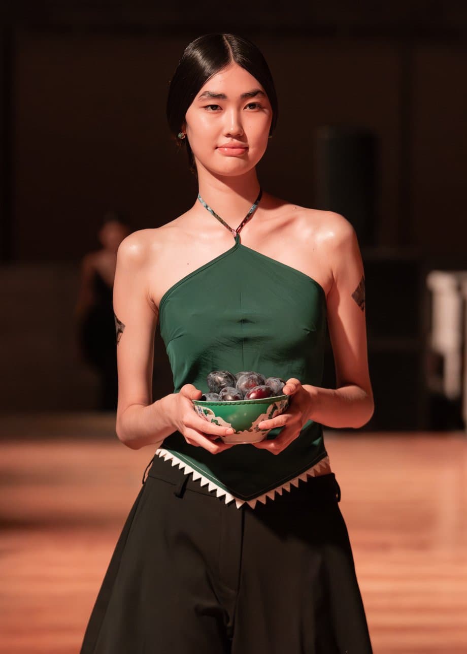 Богатый дастархан на J.KIM: как прошел показ коллекции весна-лето 2026 Quroq