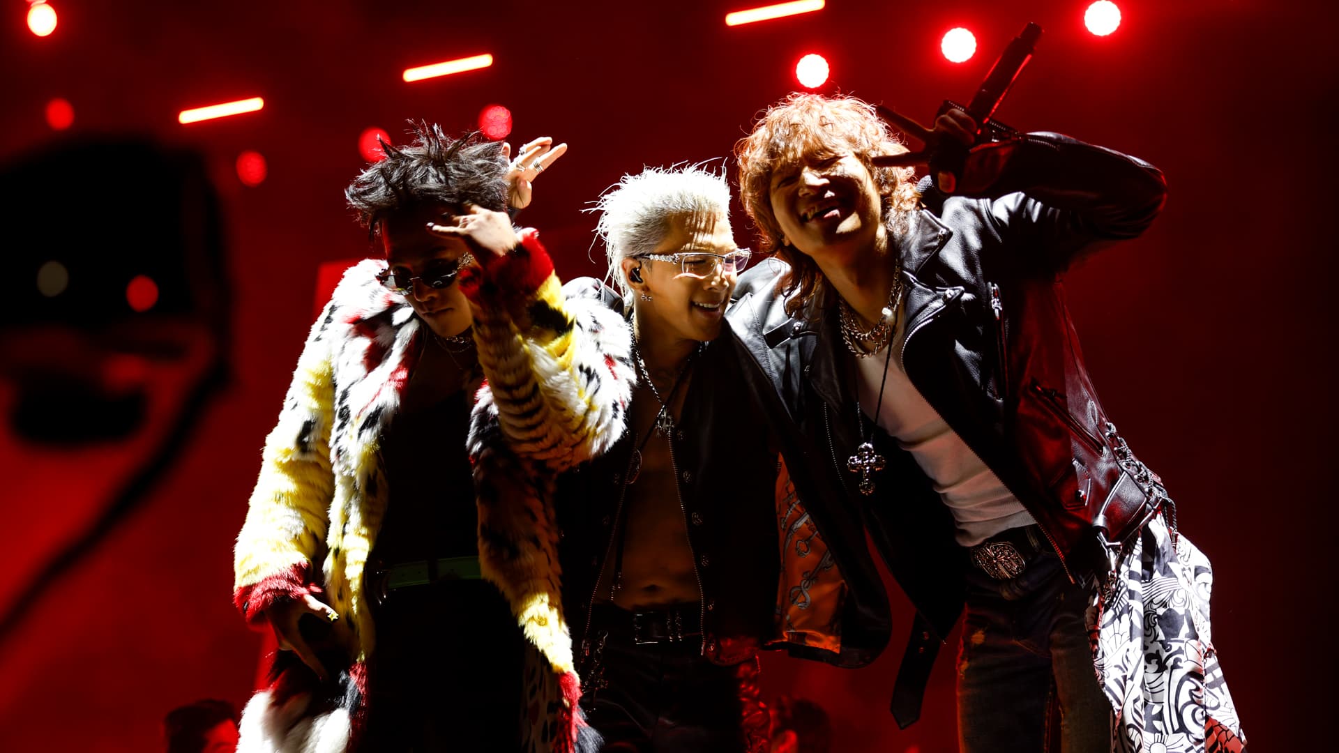 Участники группы BIGBANG, G-Dragon, Taeyang и Daesung выступают на музыкальном и художественном фестивале Coachella Valley в Empire Polo Club в воскресенье, 12 апреля 2026 года, в Индио, Калифорния | Getty Images