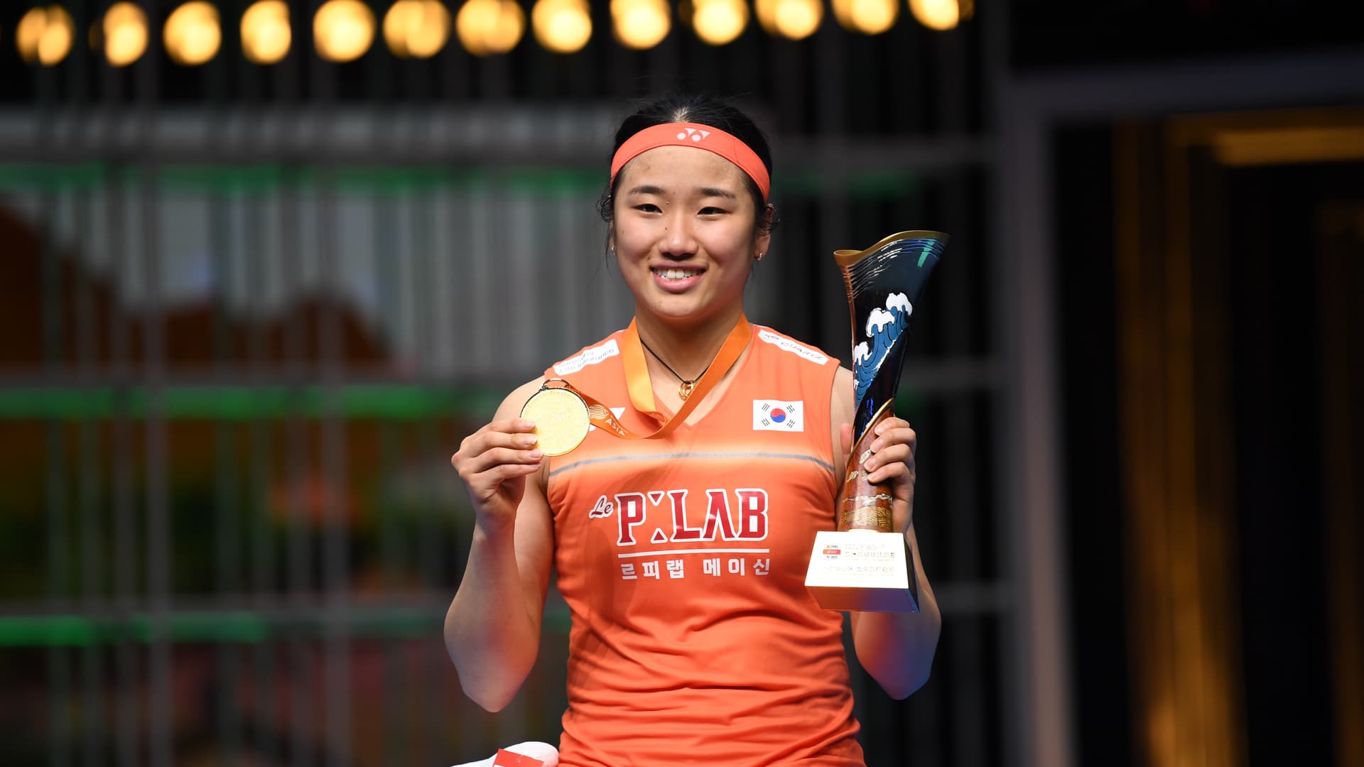 Победительница турнира, южнокорейская спортсменка Ан Се Ён, празднует победу в финальном матче женского одиночного разряда против китаянки Ван Чжии в 6-й день чемпионата Азии по бадминтону 2026 года, проходившего в Олимпийском спортивном центре Нинбо 12 апреля 2026 года в городе Нинбо, провинция Чжэцзян, Китай | Getty Images