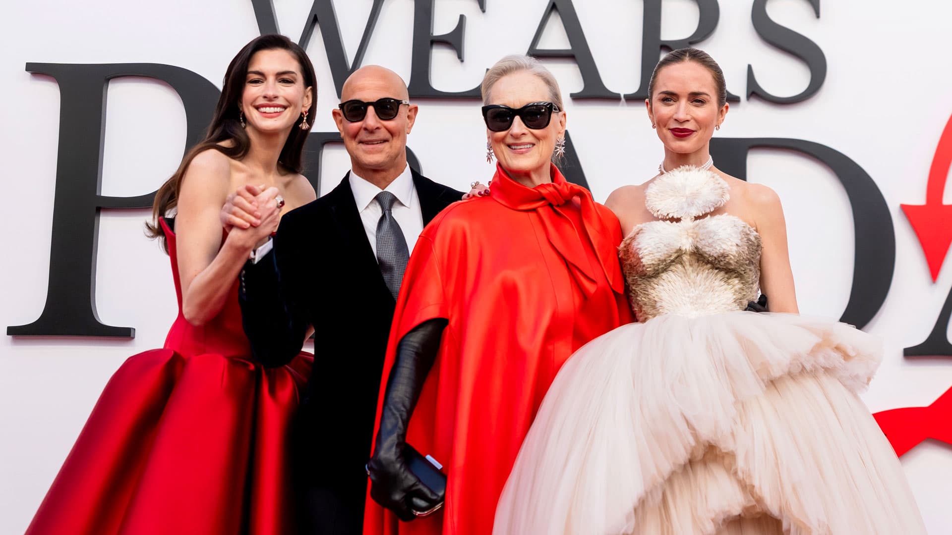 Энн Хэтэуэй, Стэнли Туччи, Мэрил Стрип и Эмили Блант посетили мировую премьеру фильма «Дьявол носит Prada – 2» в Нью-Йорке 20 апреля 2026 года | Getty Images