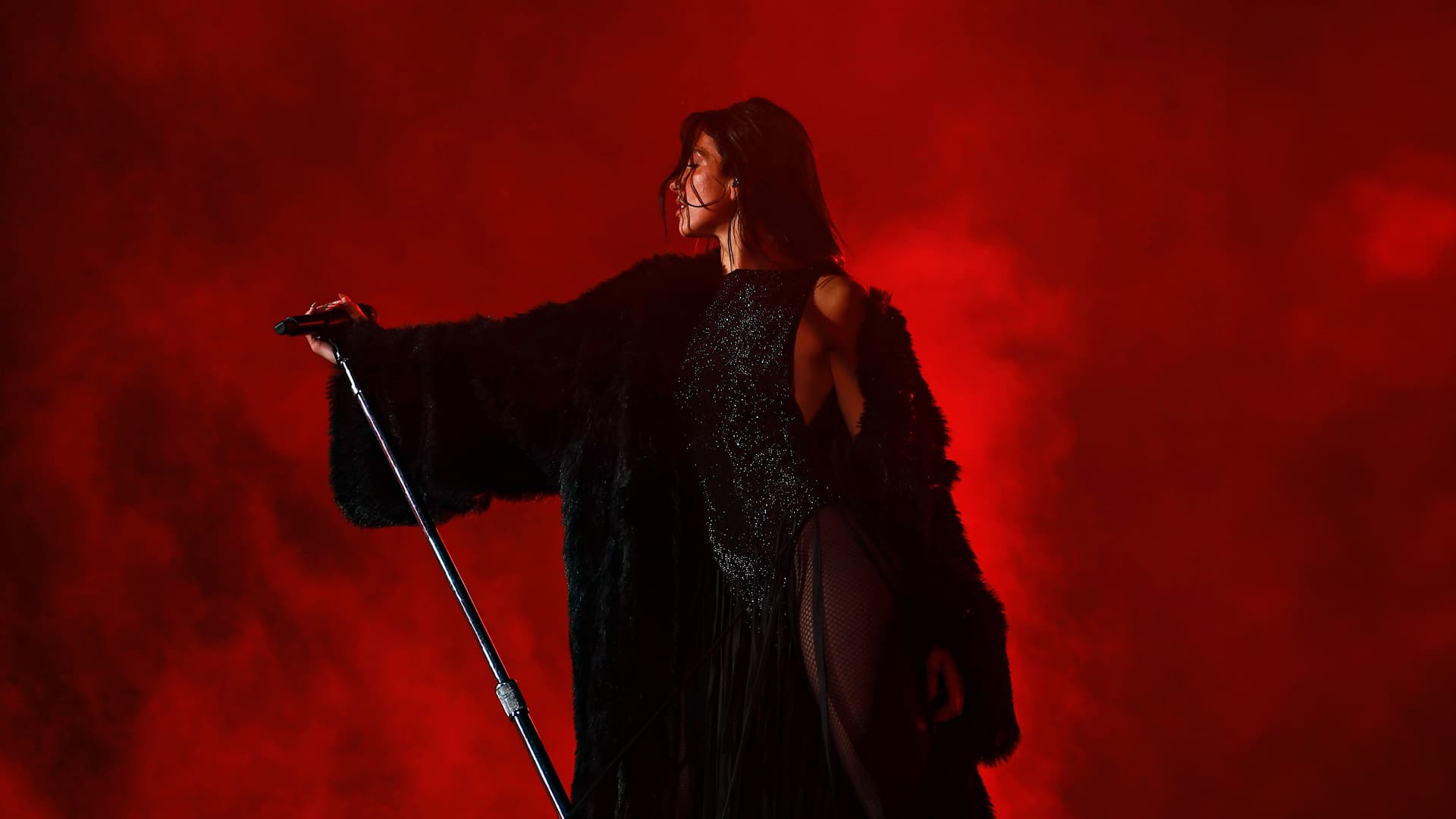 Dua Lipa выступает на сцене во время концерта в рамках тура Radical Optimism Tour на стадионе GNP Seguros в Мехико 1 декабря 2025 года | Manuel Velasquez / Getty Images