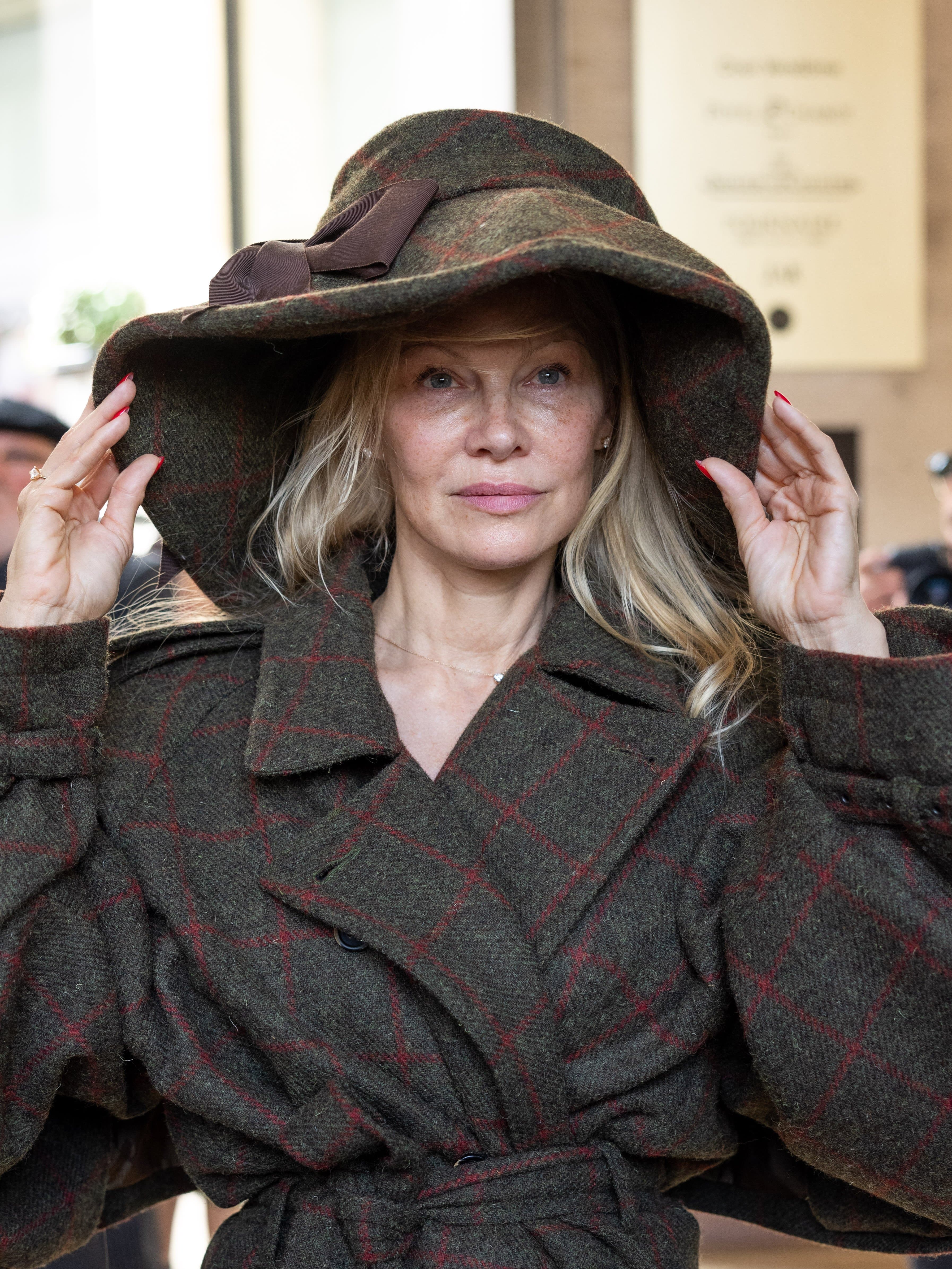 Памела Андерсон Париж сән апталығында Vivienne Westwood-тың «Көктем-Жаз 2024» топтамасының көрсетілімінде | Getty Images