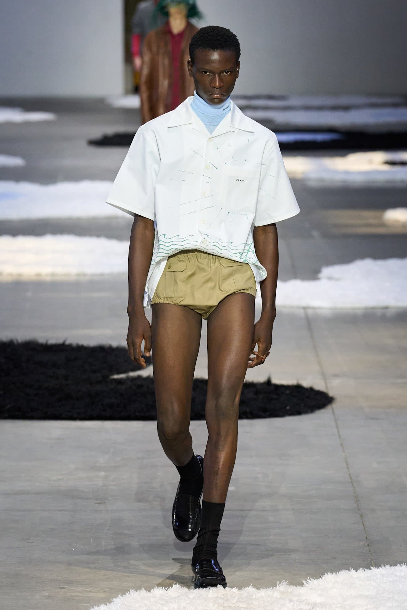 Мужская эмансипация: Prada оголяет мужские ноги в коллекции весна-лето 2026