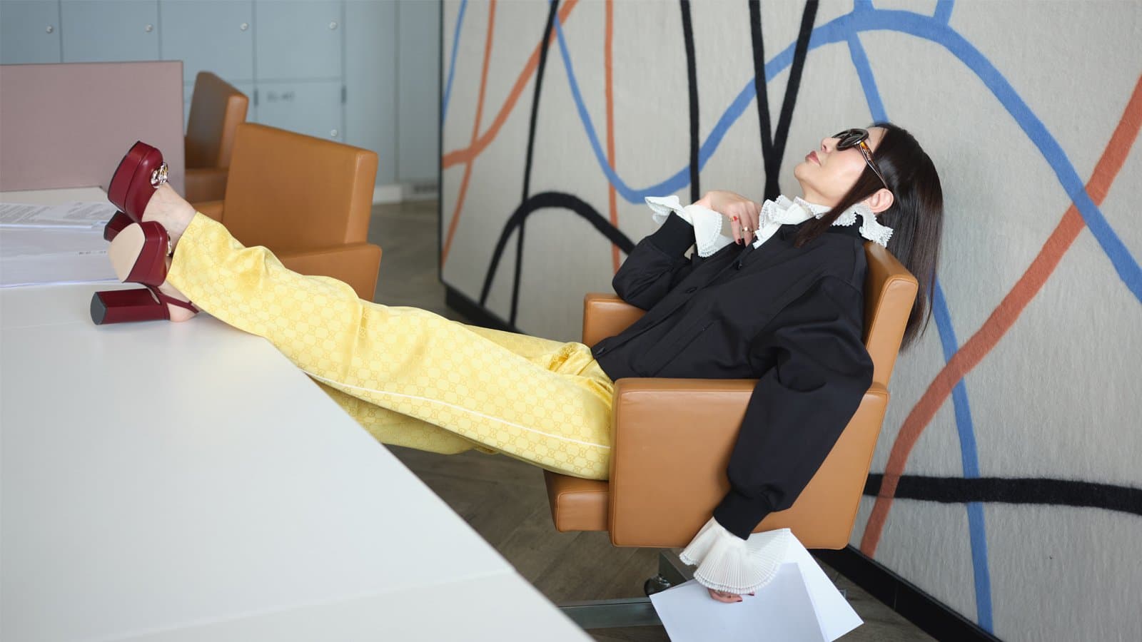 Блуза бомбер Dolce & Gabbana
Брюки и туфли Gucci
Очки Loewe
Кольца Happy Hearts
Chopard