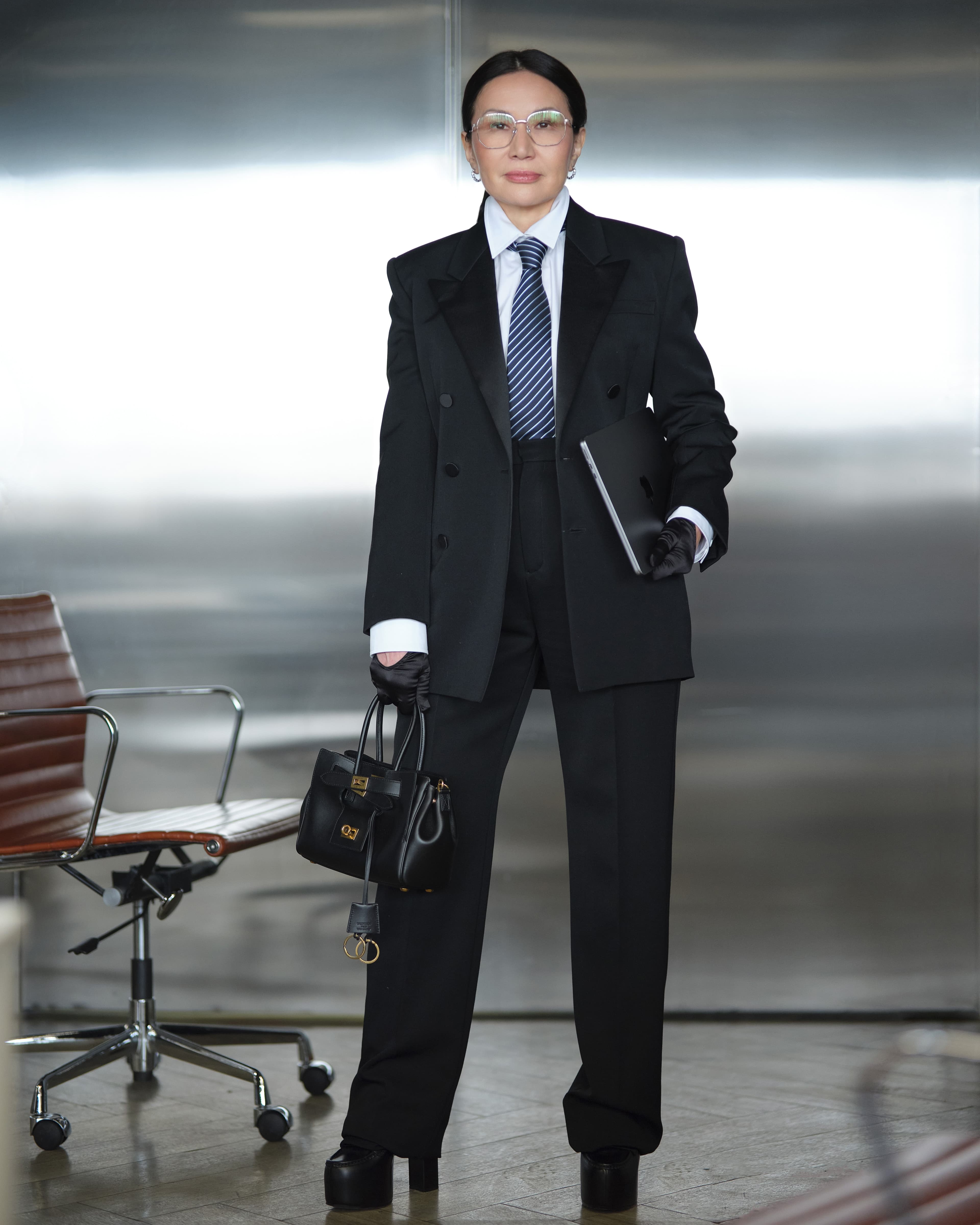 Cмокинг и брюки Saint Laurent
Рубашка Juun.J
Галстук Boss
Перчатки Dolce & Gabbana
Туфли Gucci
Сумка Balenciaga
Серьги Chopard