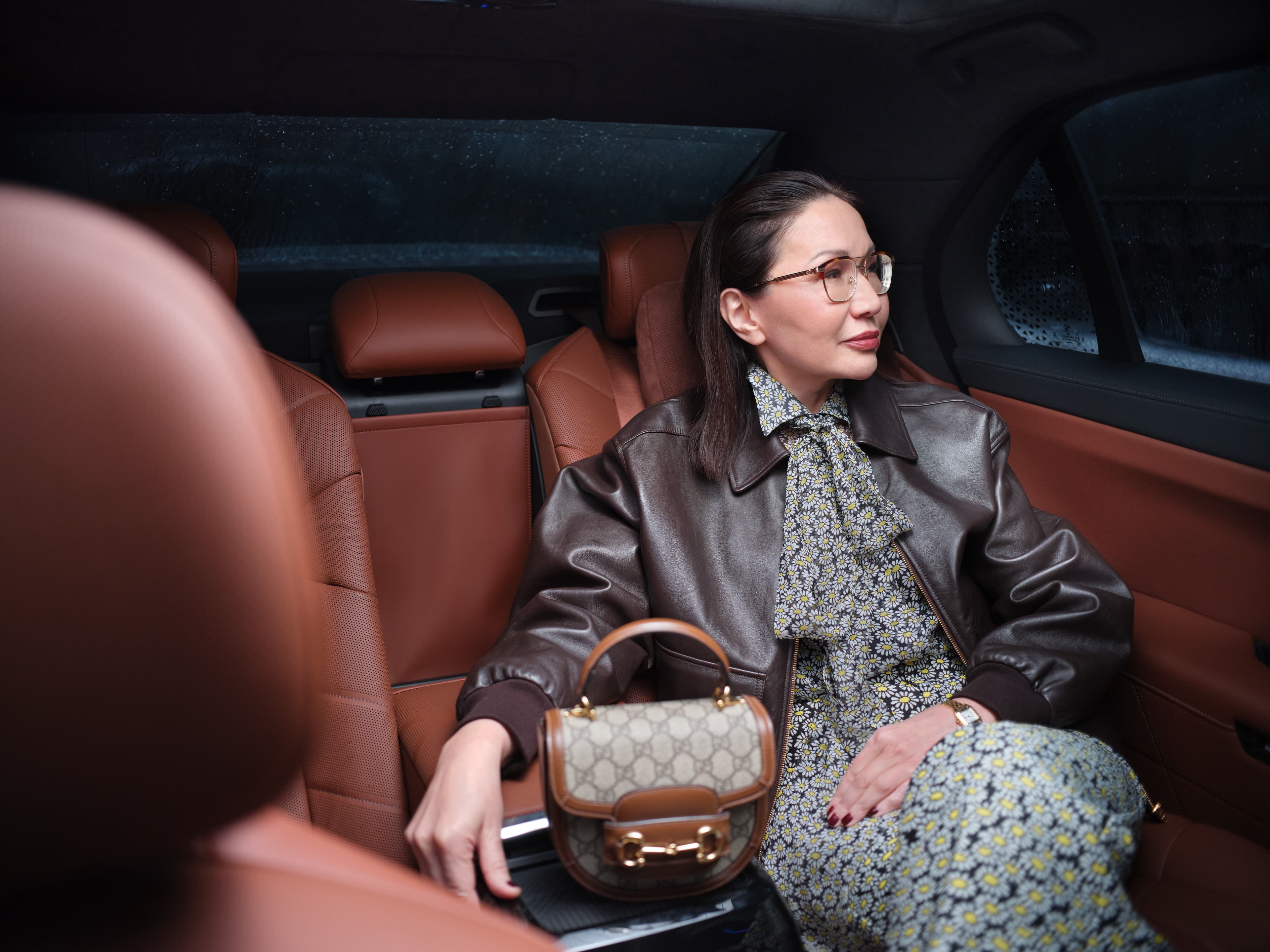 Брюки, блуза, сумка и очки Gucci
Кожаная куртка Celine
Часы Cartier