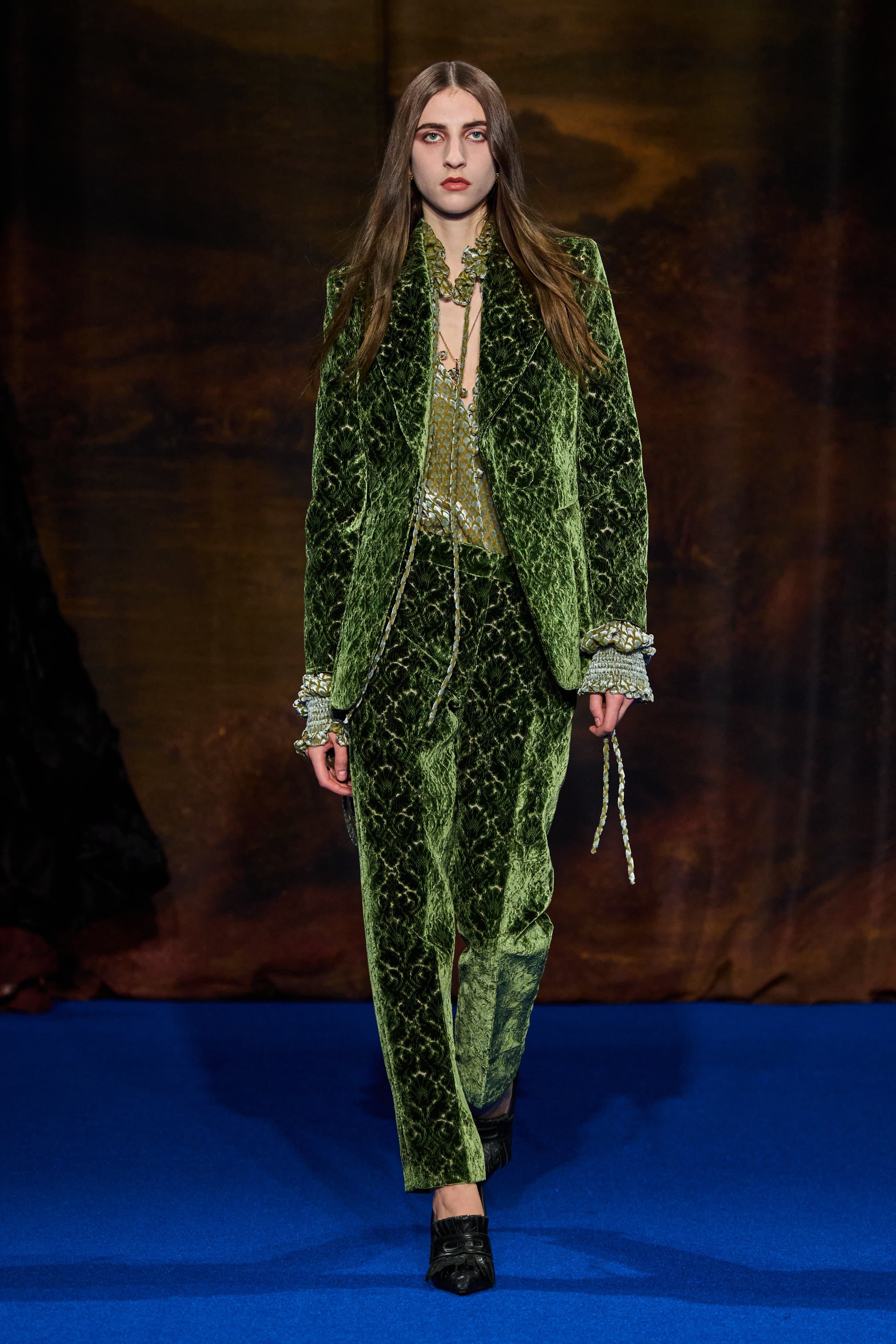 Жалтылдаған сауыт киген рыцарь: Burberry ұсынған 2025-тің күз-қыс коллекциясы