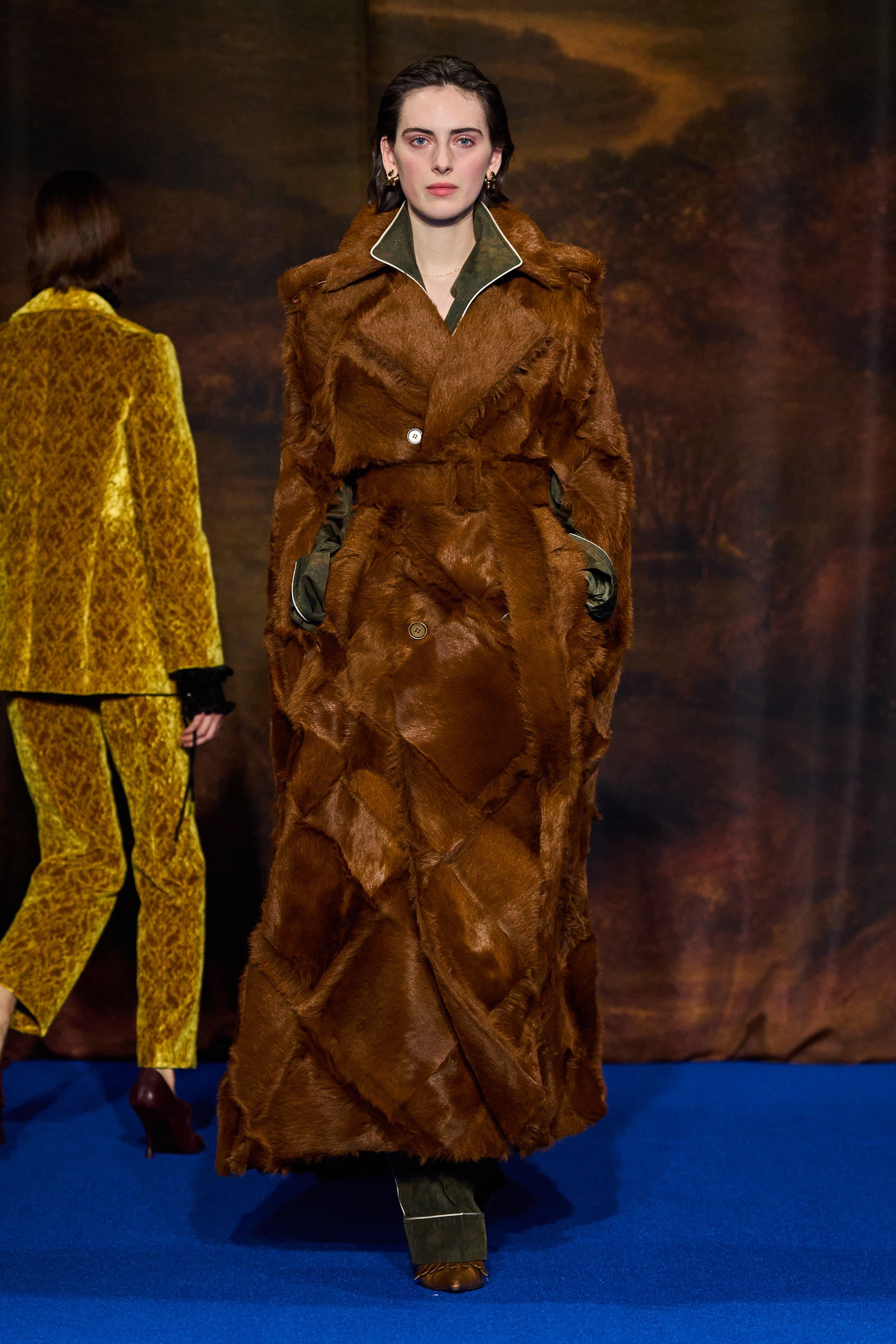 Жалтылдаған сауыт киген рыцарь: Burberry ұсынған 2025-тің күз-қыс коллекциясы