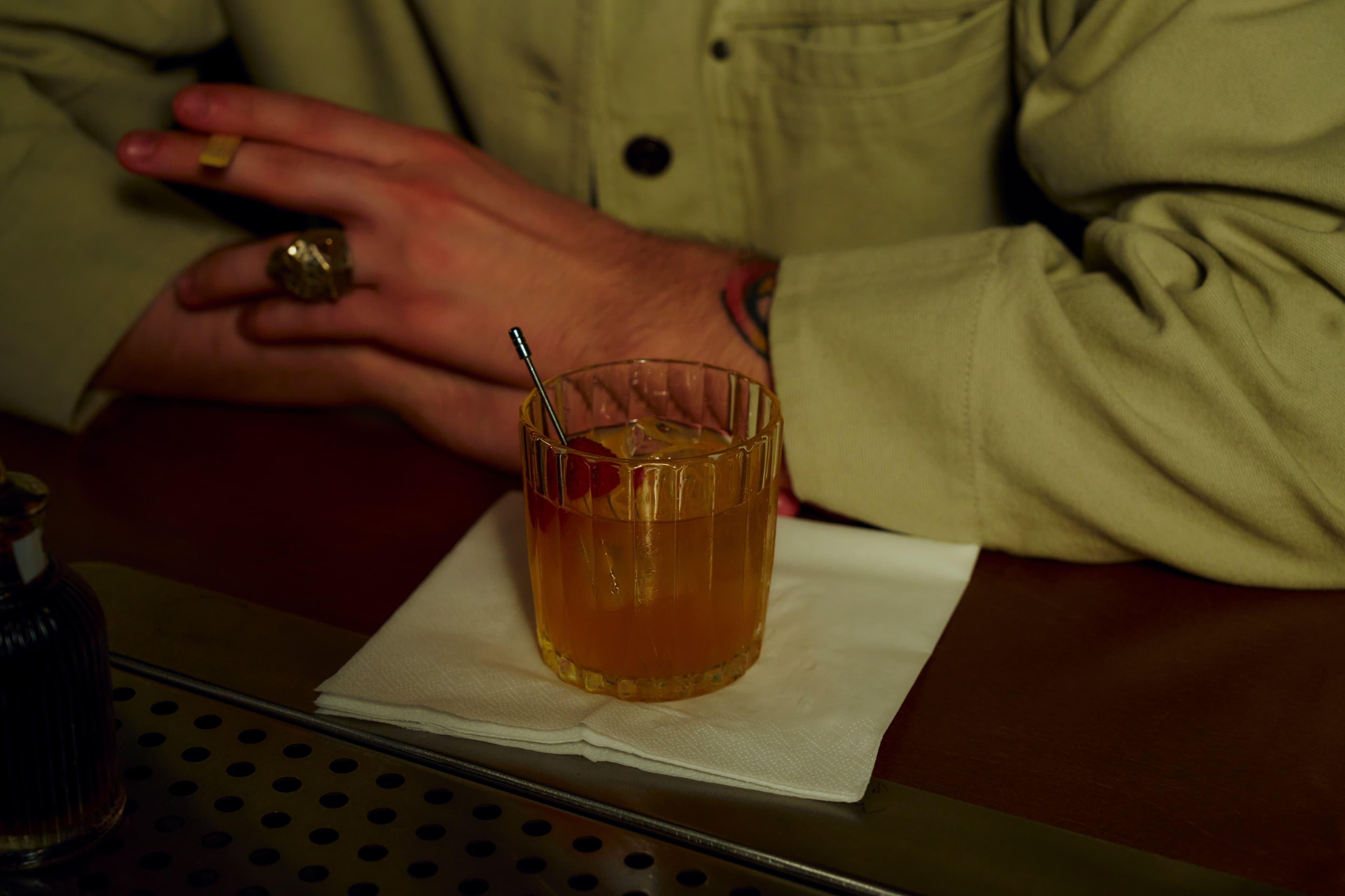 Взболтать, но не смешивать: как коктейли раскрывают характер персонажей в кино