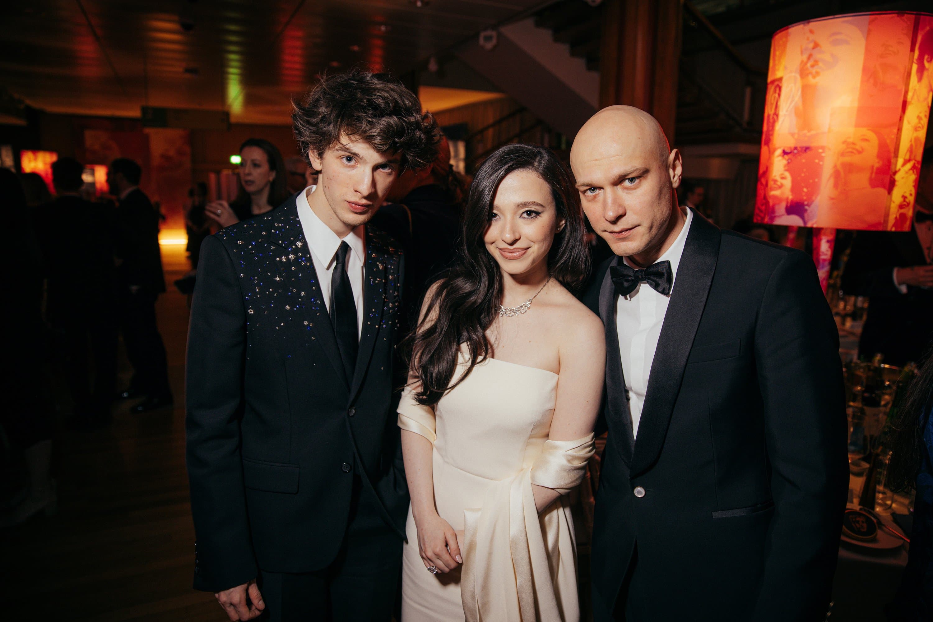 Марк Эйдельштейн, Майки Мэдисон және Юрий Борисов 2025 BAFTA Film Awards кешінде | Getty Images