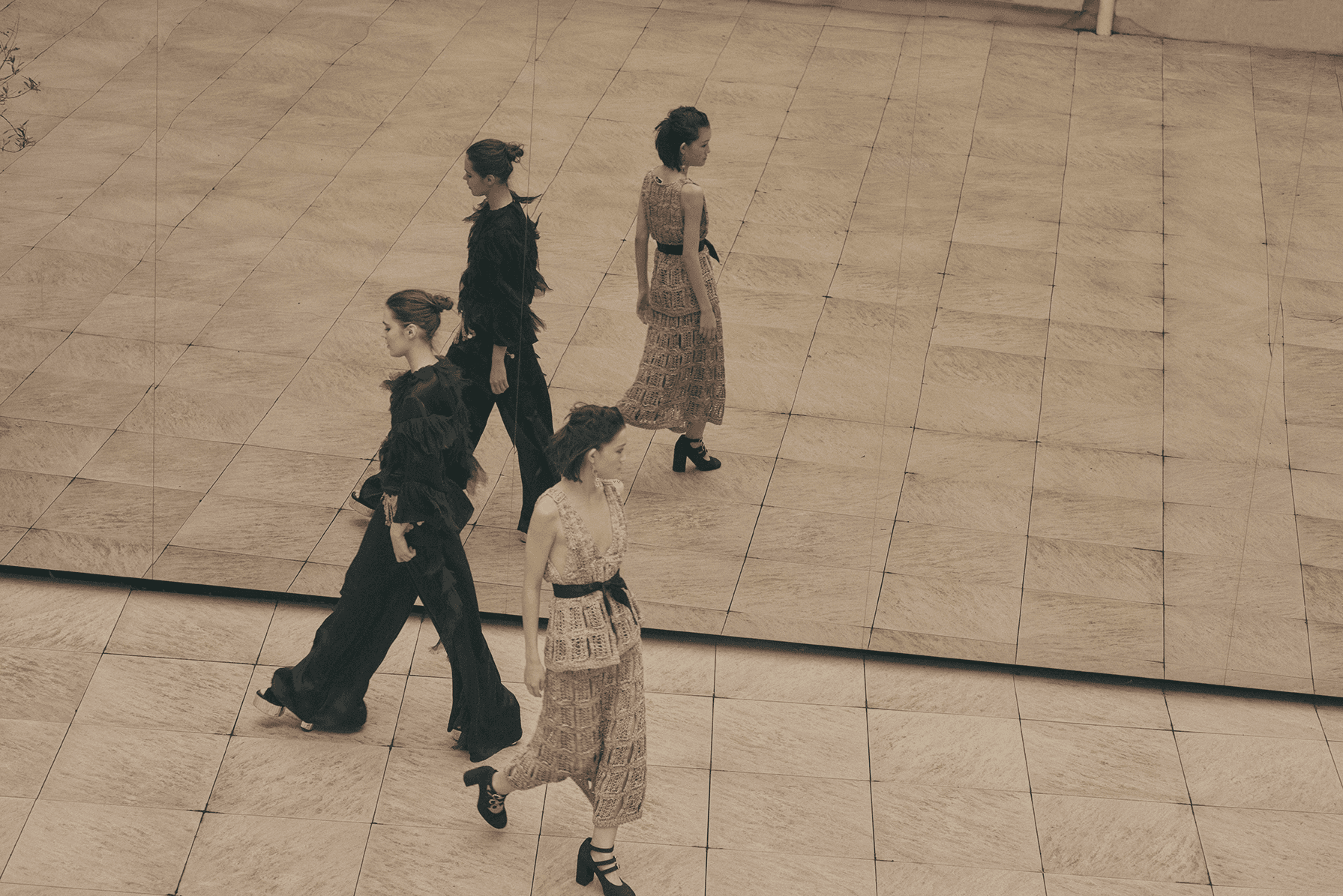 Дананың үстінде: Chanel шалбары, жейдесі және ашық аяқ киімі, Әйгерім Шустердің жеке коллекциясынан алынған тиындармен әрленген күміс белбеу
Томиристің үстінде: Chanel костюмі мен туфлиі, Әйгерім Шустердің жеке коллекциясынан алынған күміс сырға