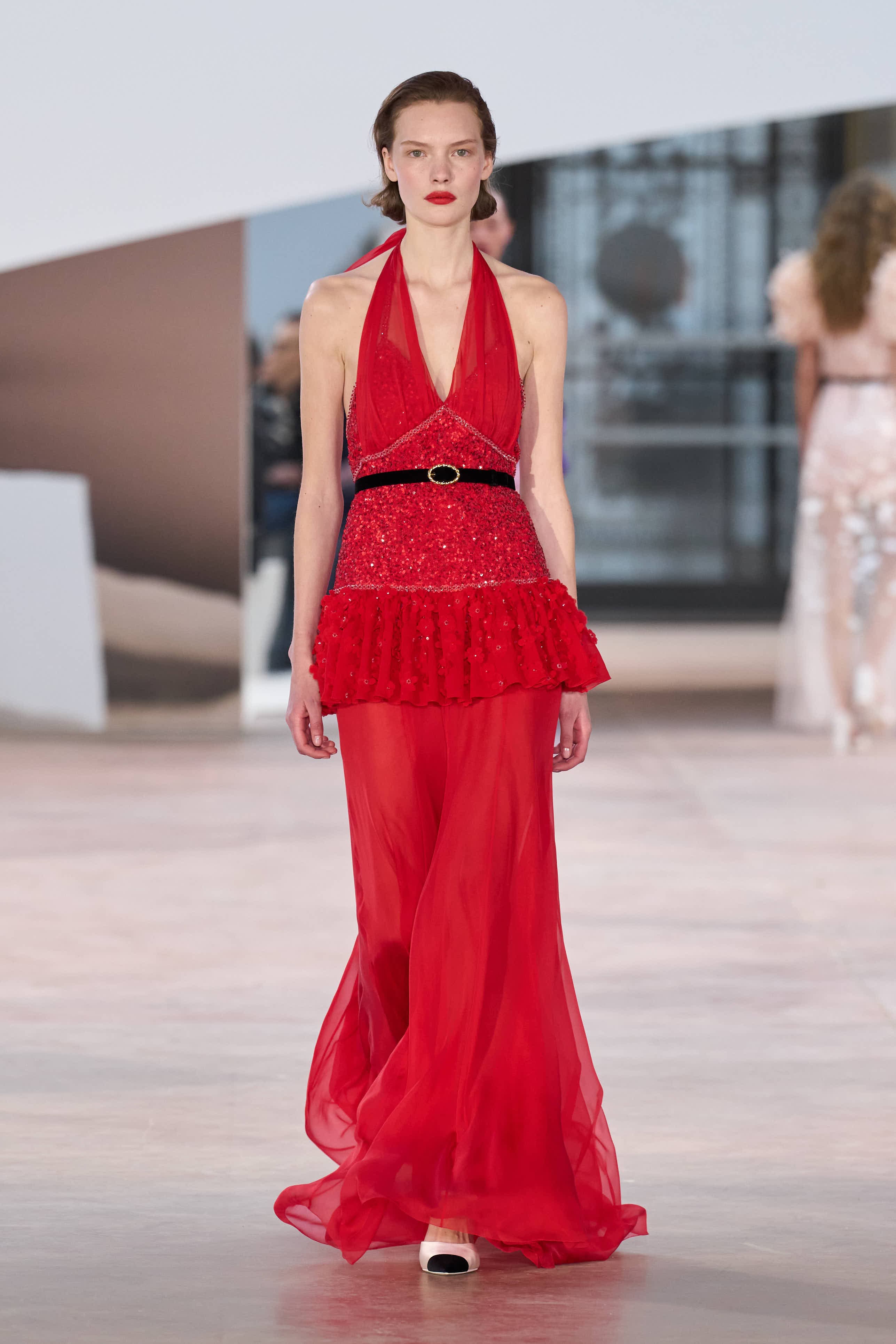 Сән мен салтанаттың 110 жылы: Chanel-дің көктемге арналған 2025 жылғы кутюр топтамасы