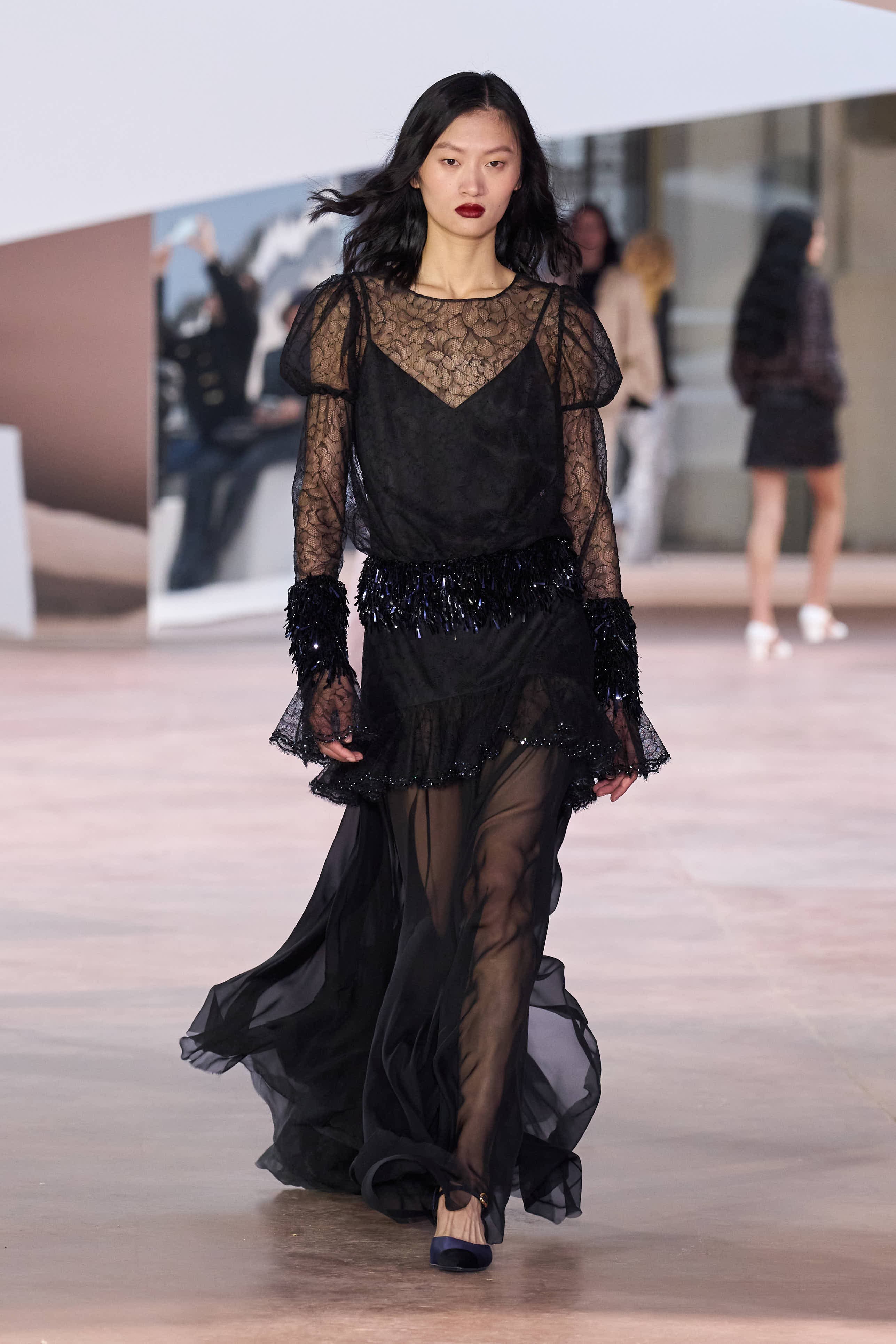 Сән мен салтанаттың 110 жылы: Chanel-дің көктемге арналған 2025 жылғы кутюр топтамасы