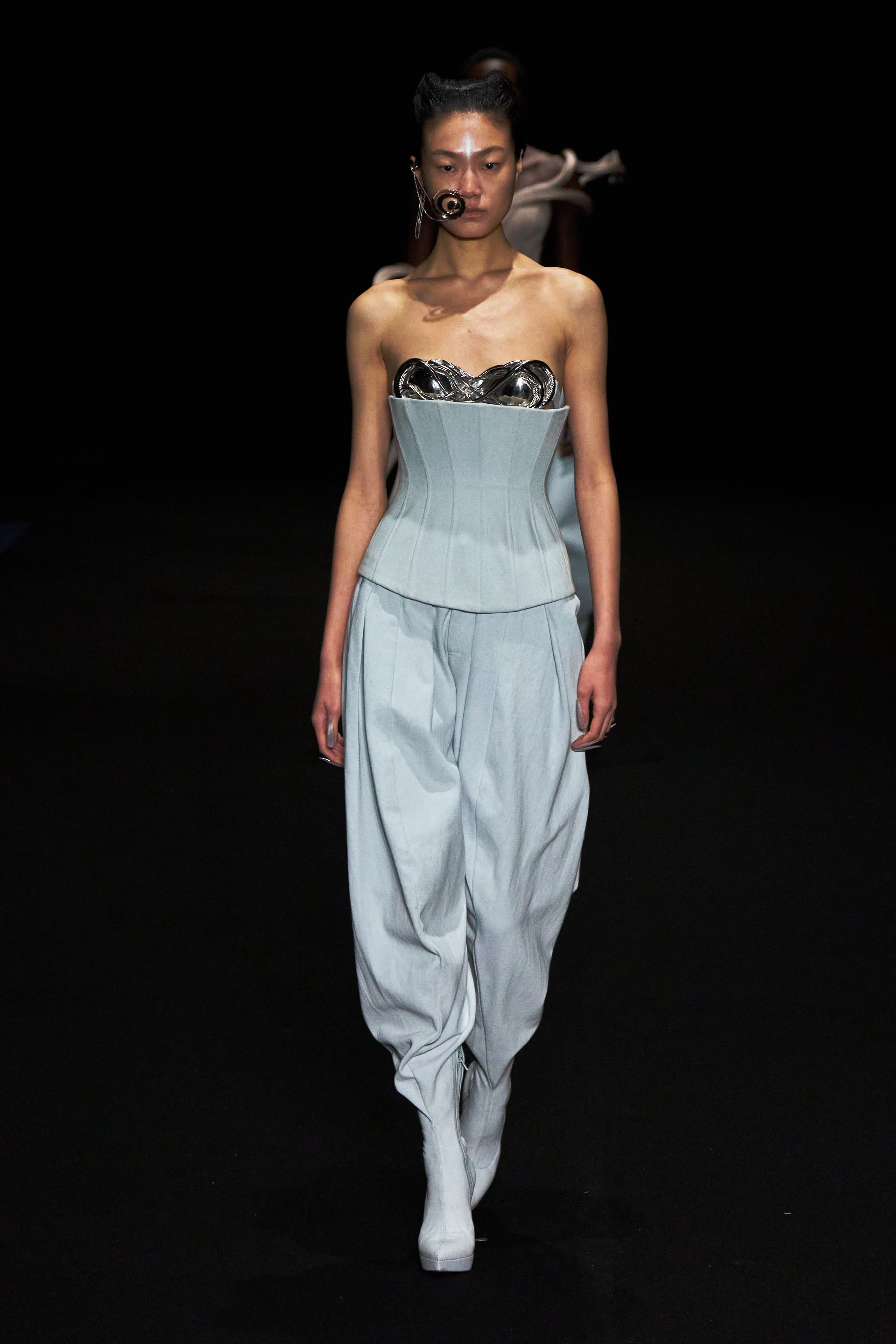 Париждегі жоғары сән апталығының үшінші күніне шолу