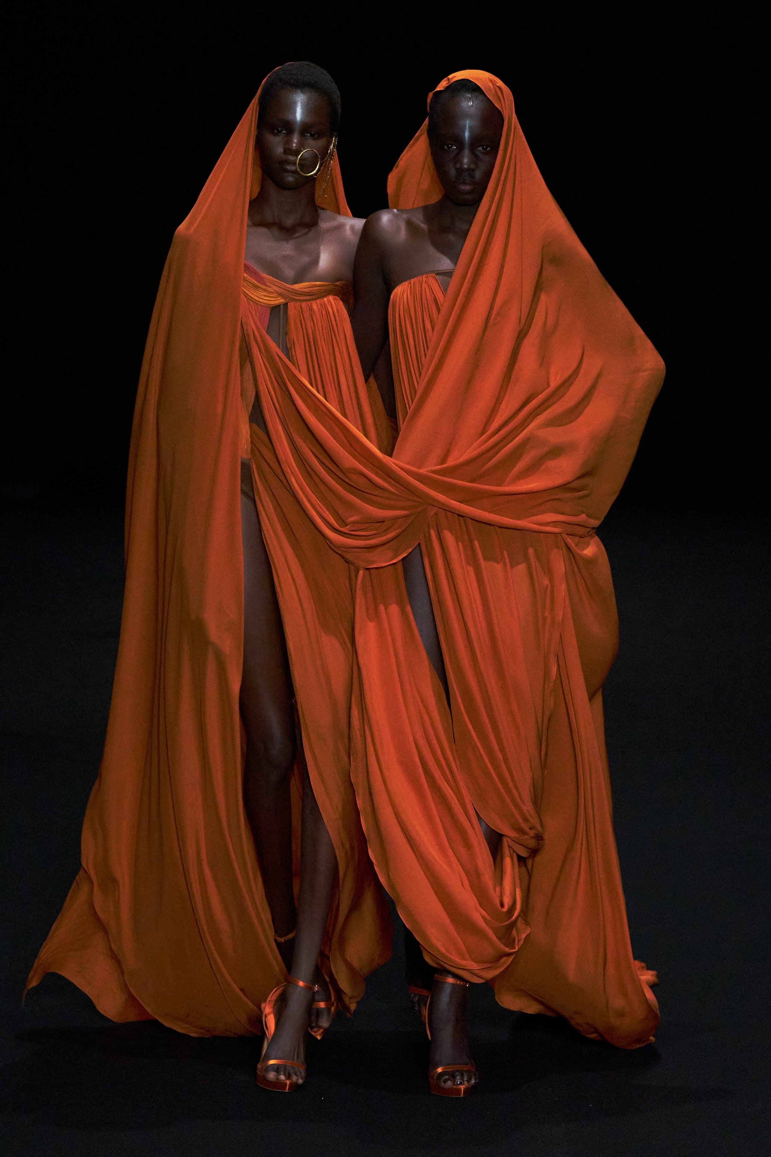 Париждегі жоғары сән апталығының үшінші күніне шолу