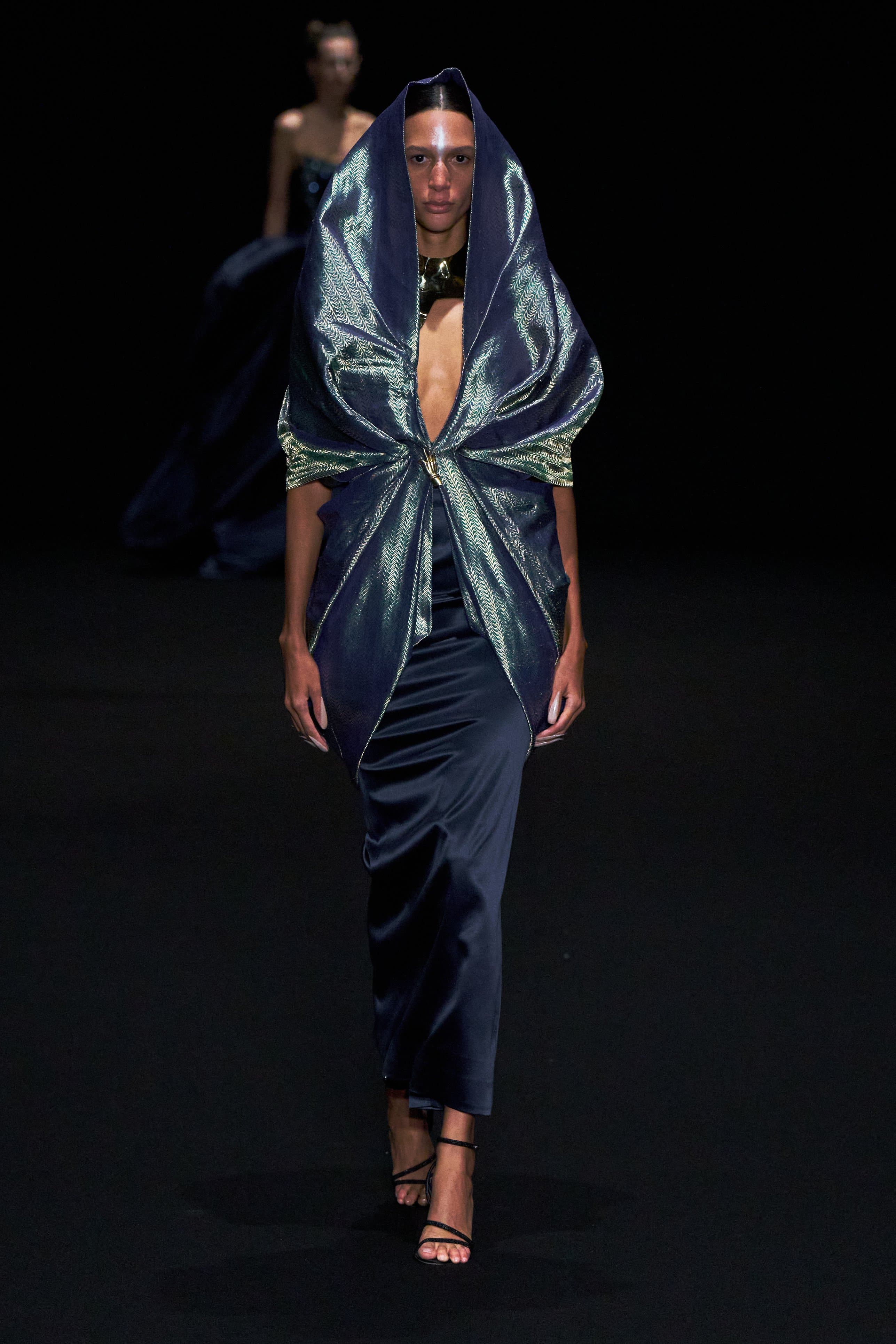 Париждегі жоғары сән апталығының үшінші күніне шолу