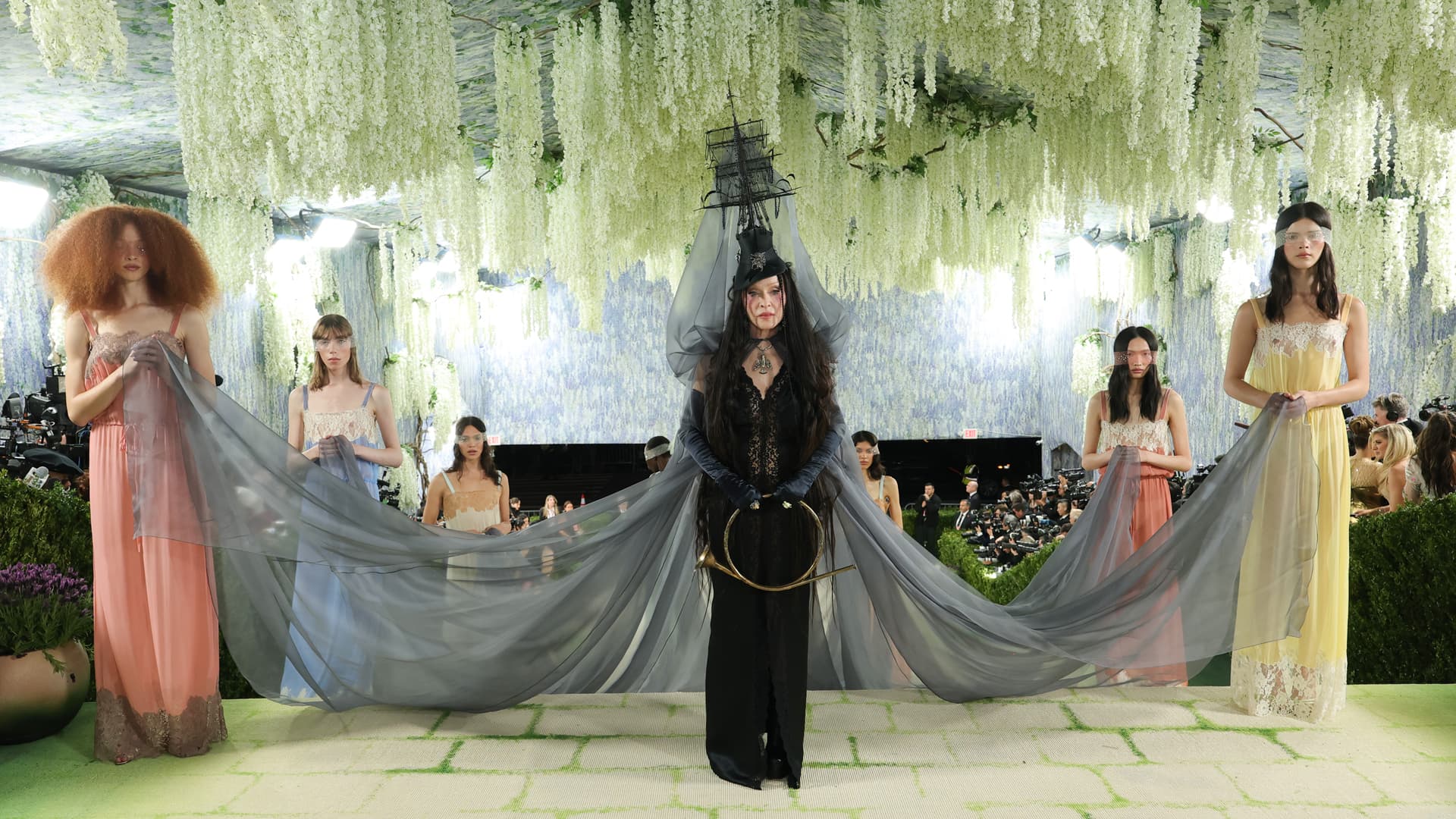 Мадонна посетила бал Met Gala 2026, 4 мая 2026 года в Нью-Йорке | Фотограф: Кевин Мазура | Getty Images