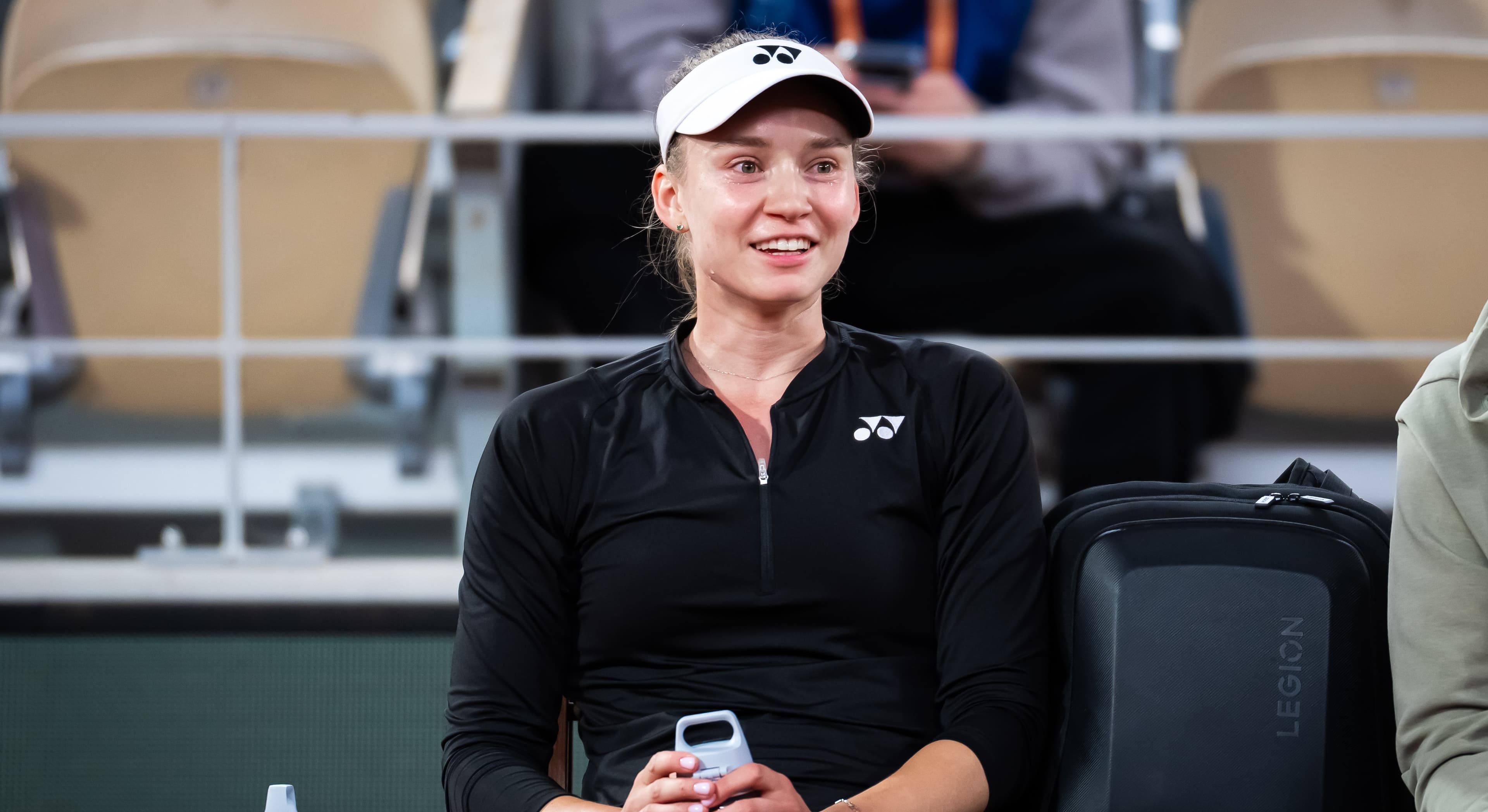 Елена Рыбакина во время тренировки перед Открытым чемпионатом Франции 2026 года на «Ролан Гаррос» 19 мая 2026 года | Фотограф: Роберт Пранге | Getty Images